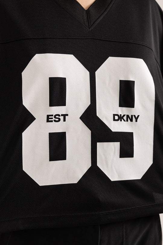 تي شيرت VARSITY MESH كبير الحجم بفتحة رقبة على شكل حرف V