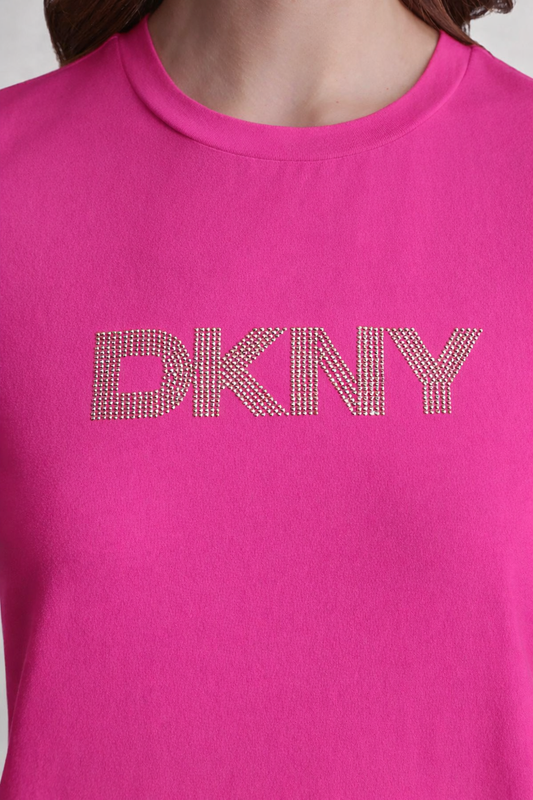 تيشيرت بأكمام قصيرة وشعار