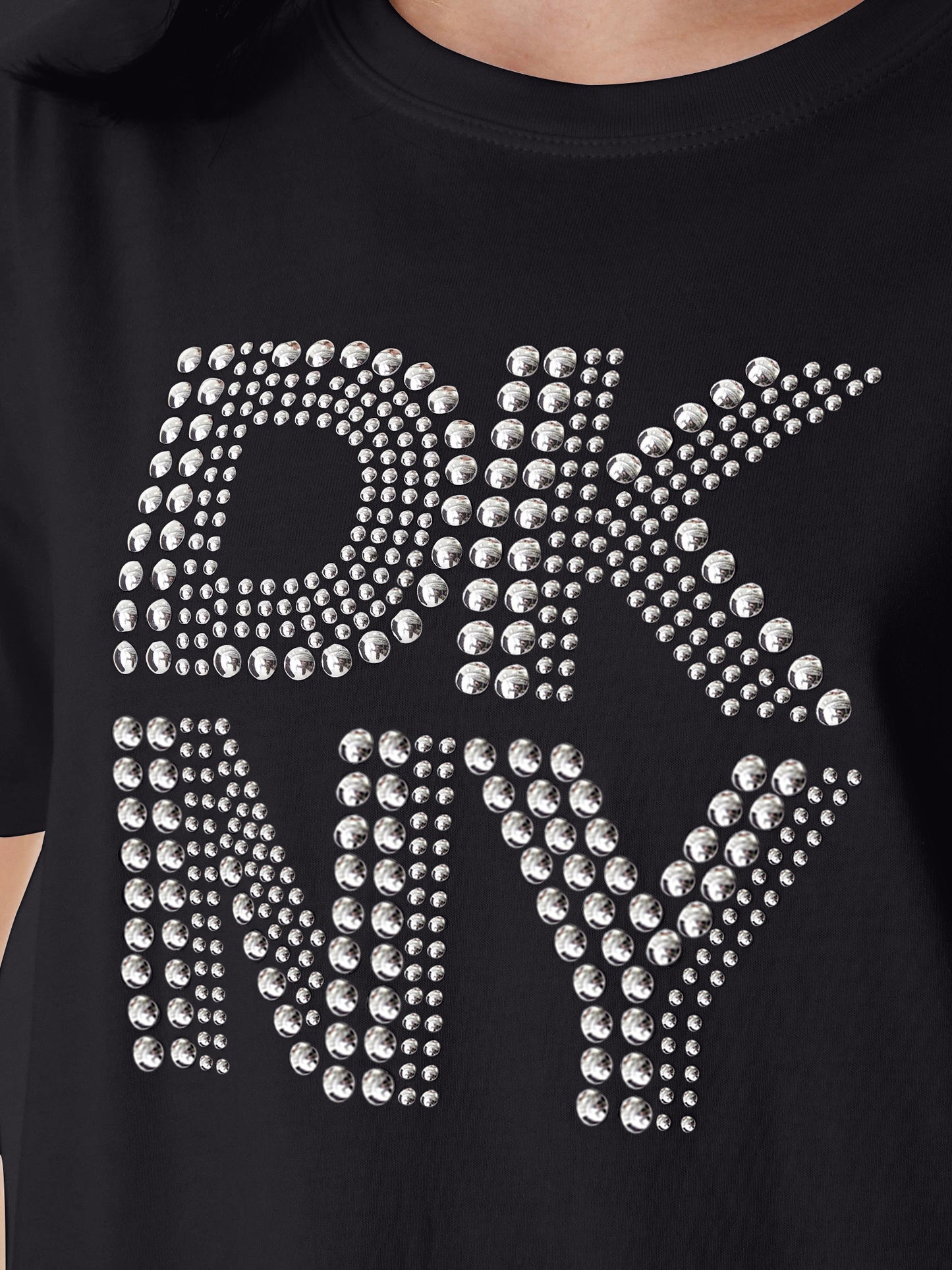 بلوزة بشعار DKNY مرصع بأحجار الراين