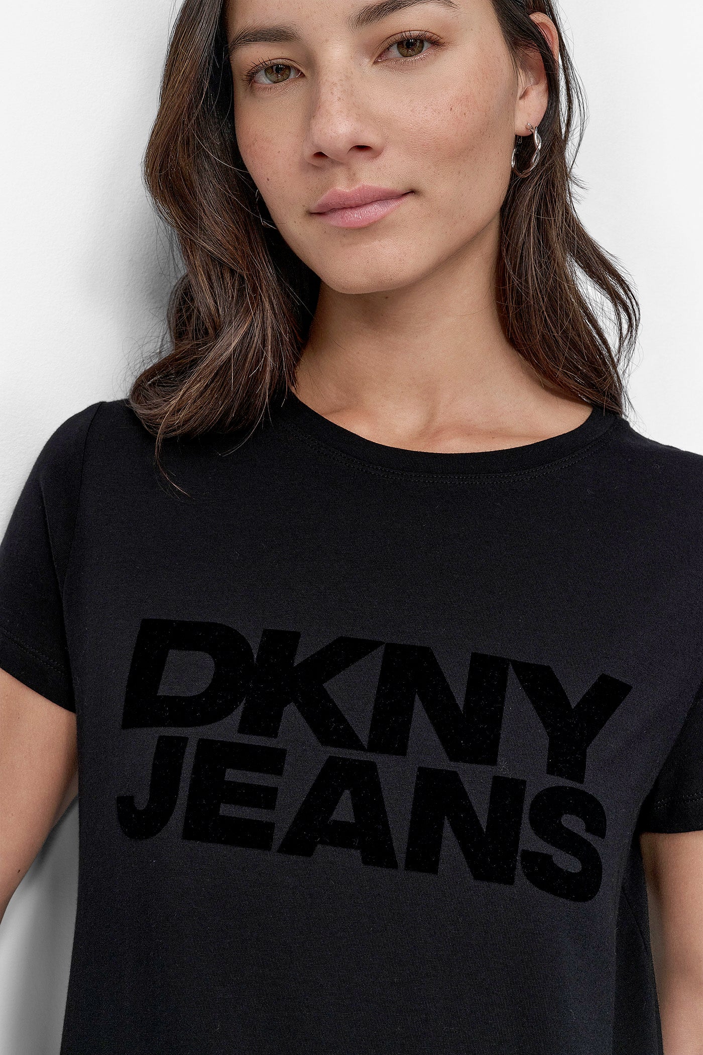 تي شيرت بفتحة ياقة مستديرة وشعار مزخرف