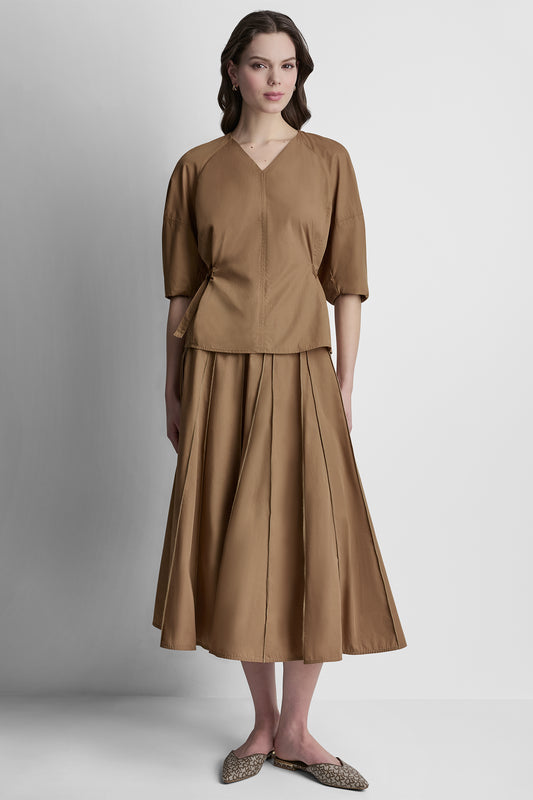 بلوزة بأكمام منفوخة بطول 3/4 بفتحة رقبة V