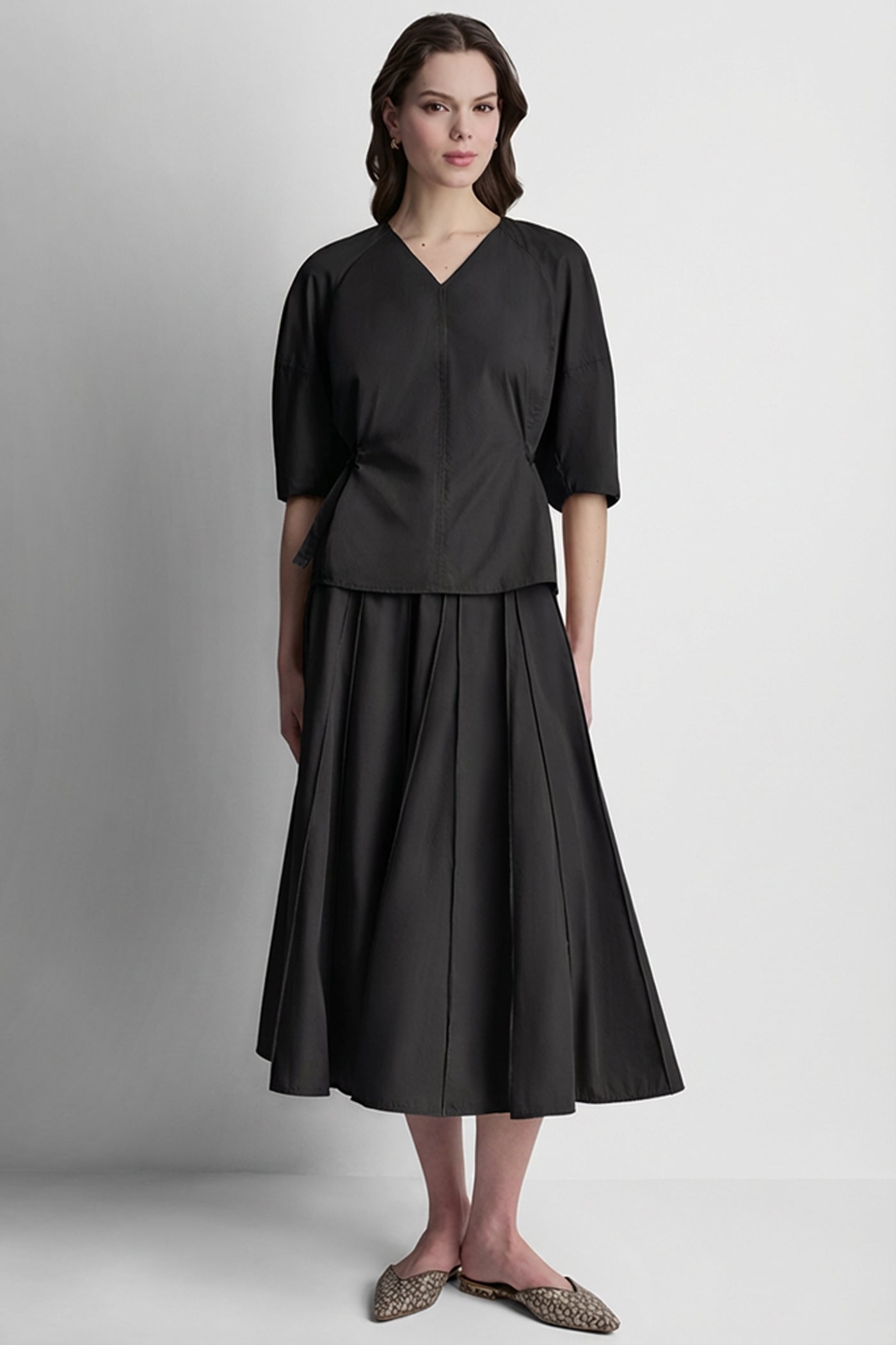 3/4 BARREL SLEEVE V-NECK TOP