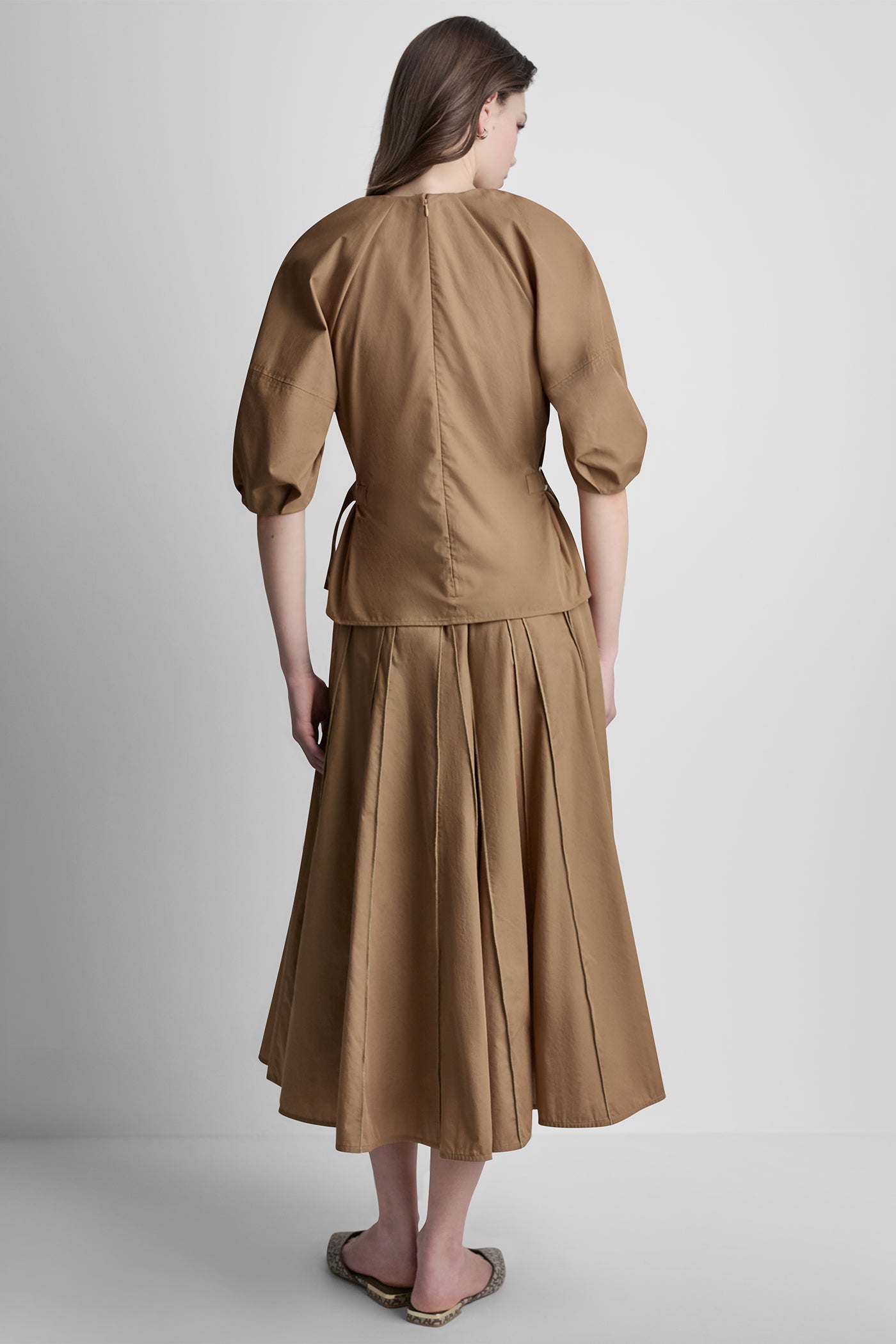 3/4 BARREL SLEEVE V-NECK TOP