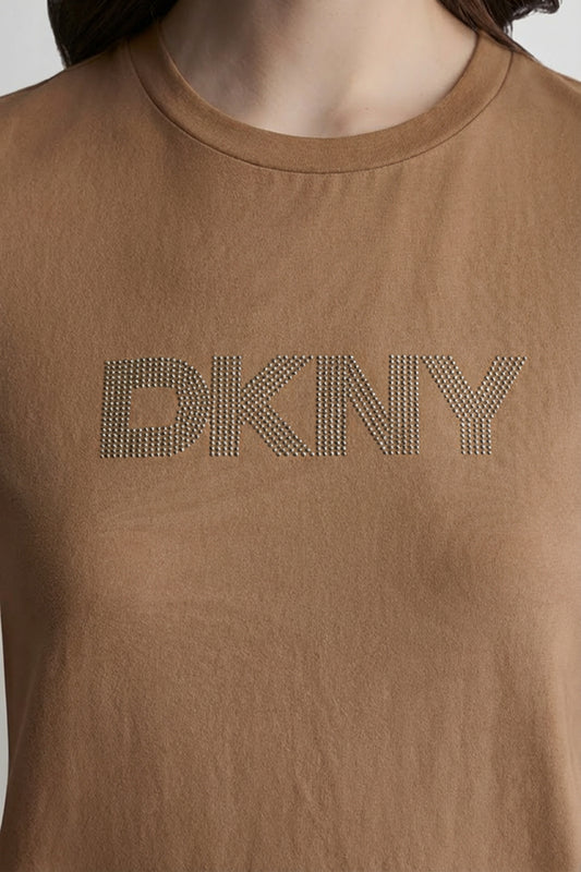 تيشيرت بأكمام قصيرة وشعار