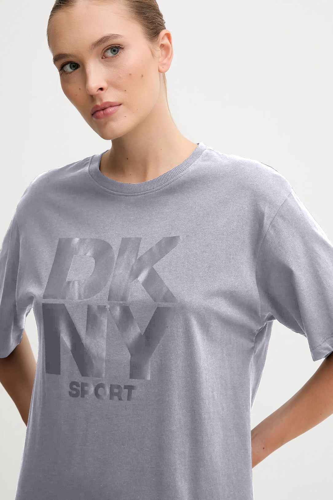 تيشيرت طويل بأكمام قصيرة وشعار DKNY