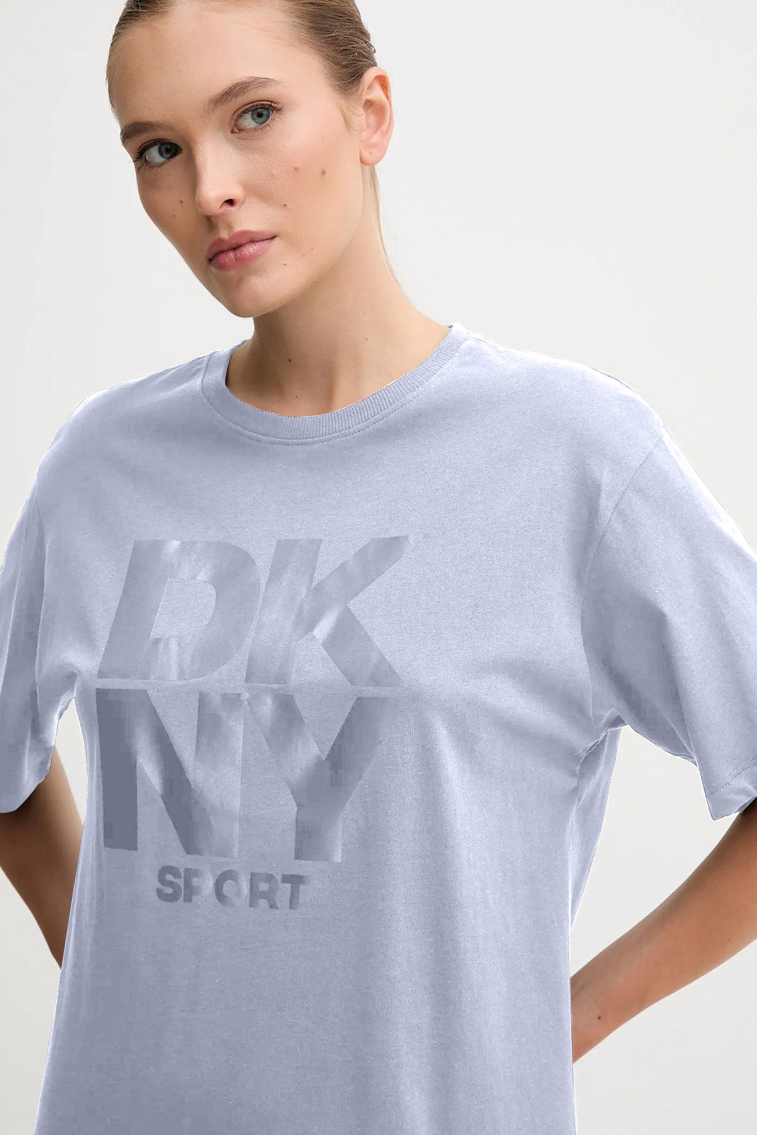 تيشيرت طويل بأكمام قصيرة وشعار DKNY