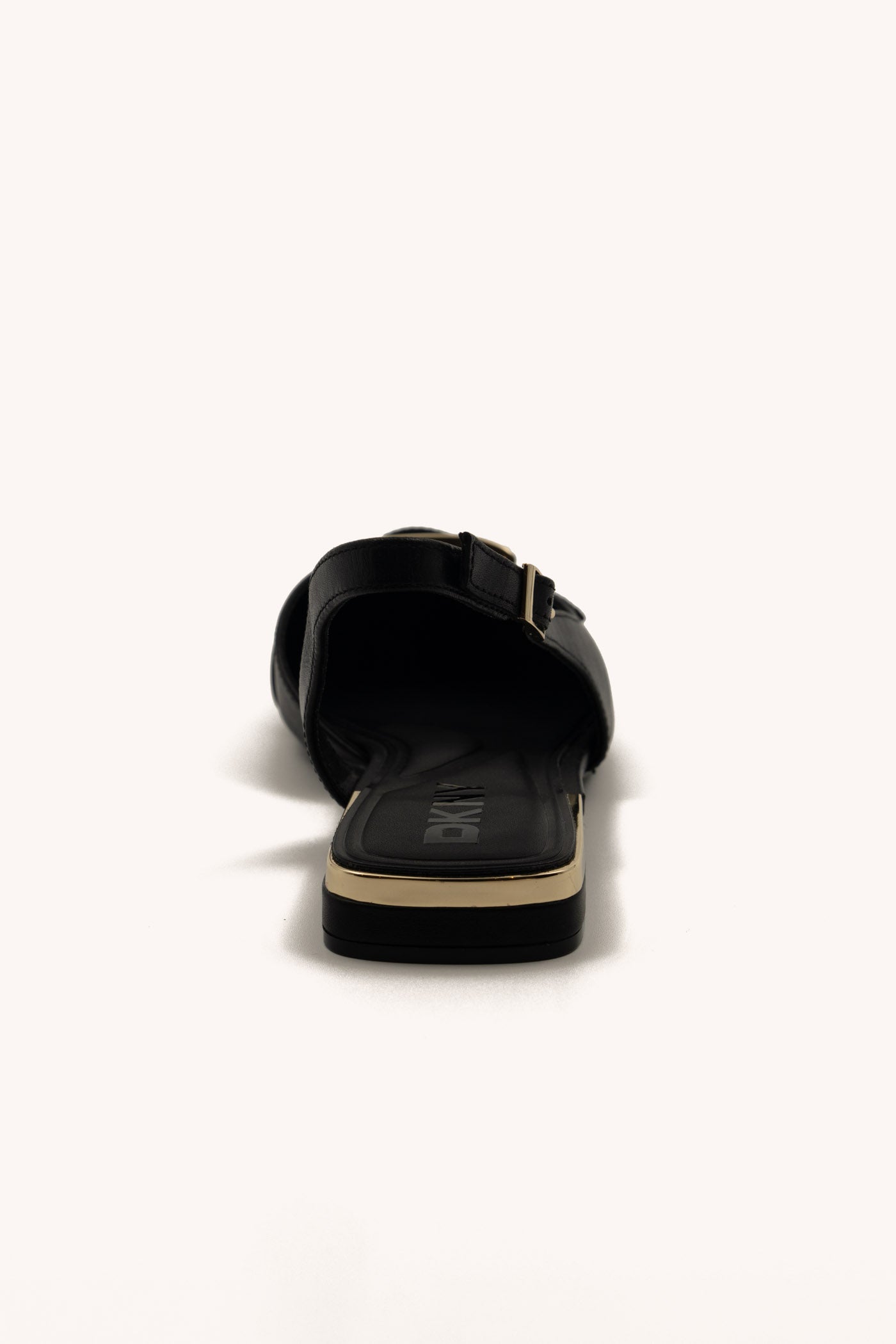 صندل كليما بمقدمة مدببة وكعب مسطح