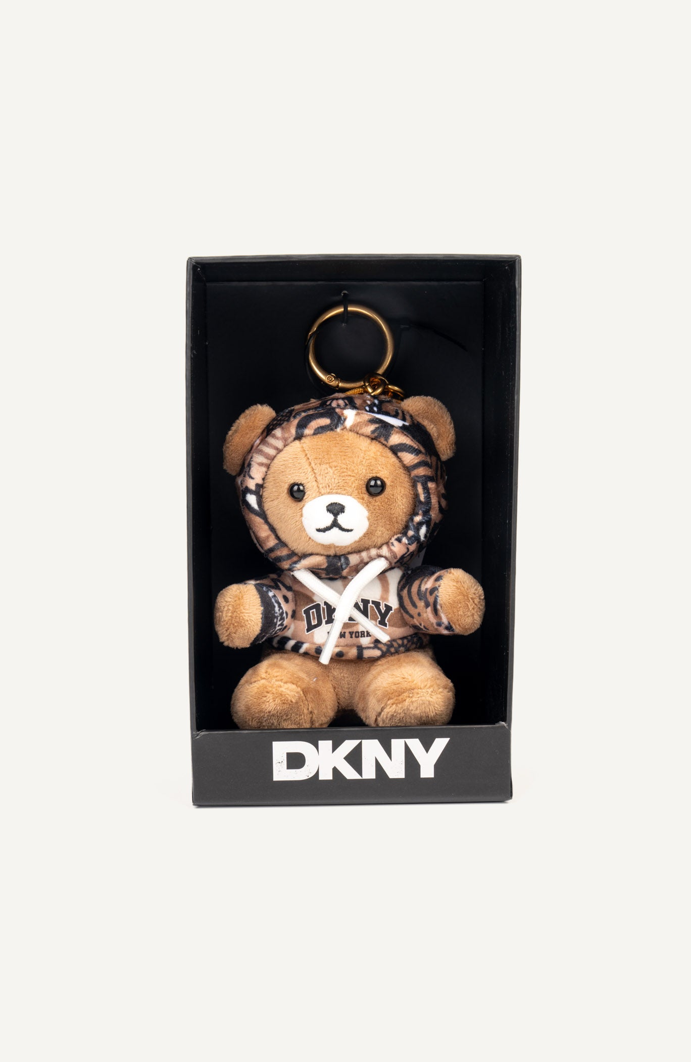 تعليقة بتصميم دب DKNY × دينا سعدي مغلفة في علبة