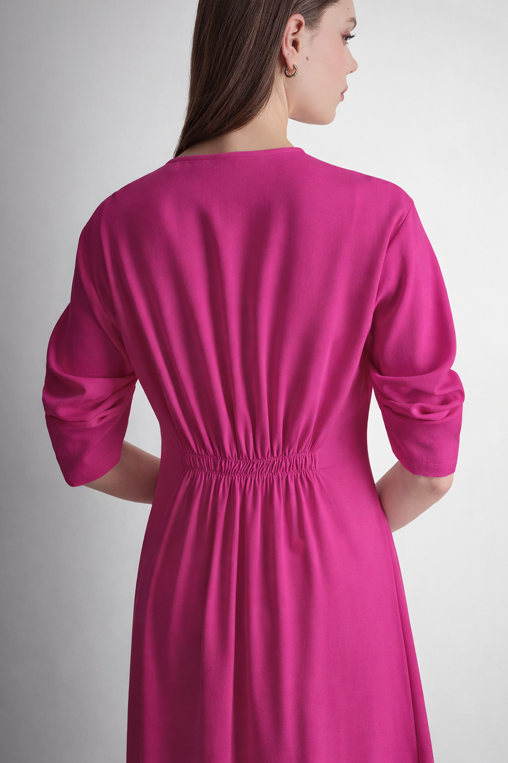 فستان XLV بأكمام مكشكشة بطول 3/4 بفتحة رقبة V