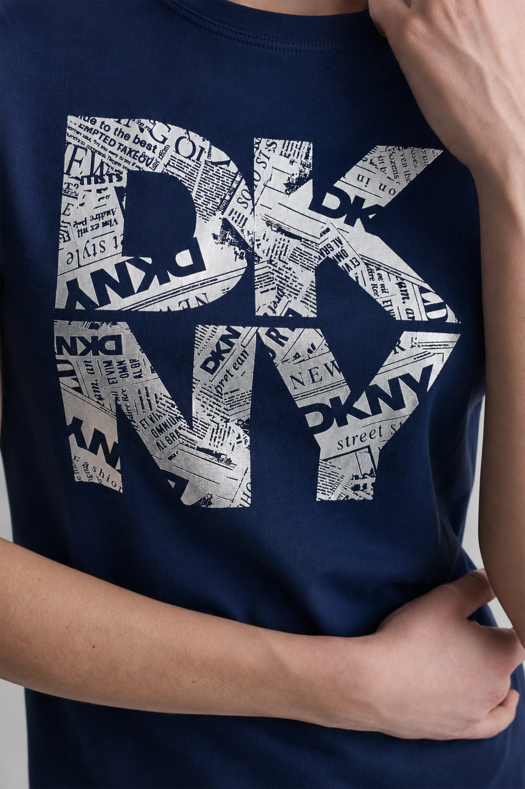 قميص DKNY نيوزبرينت بشعار متعدد الطبقات