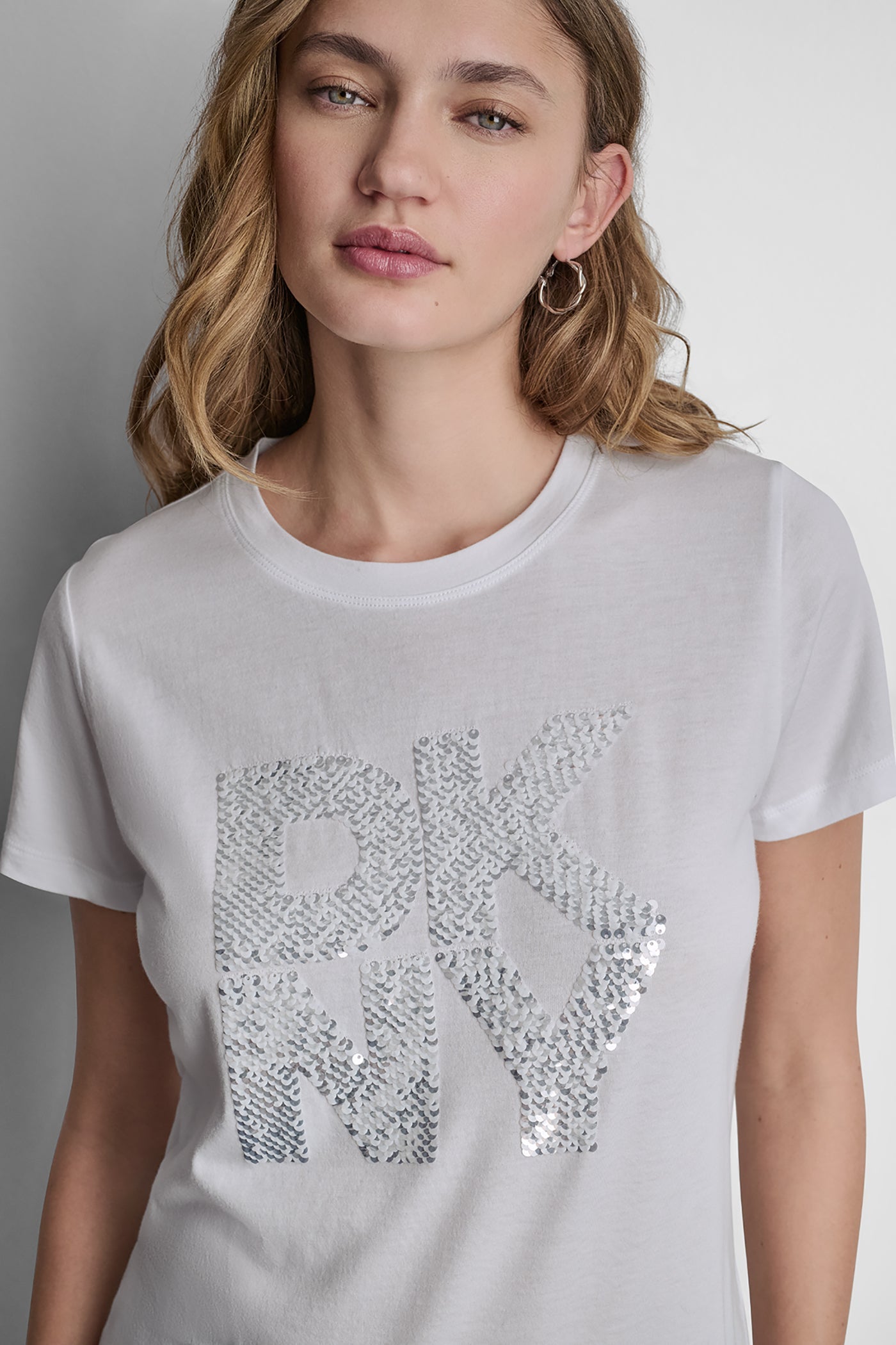 قميص DKNY نيويورك بشعار متعدد الطبقات