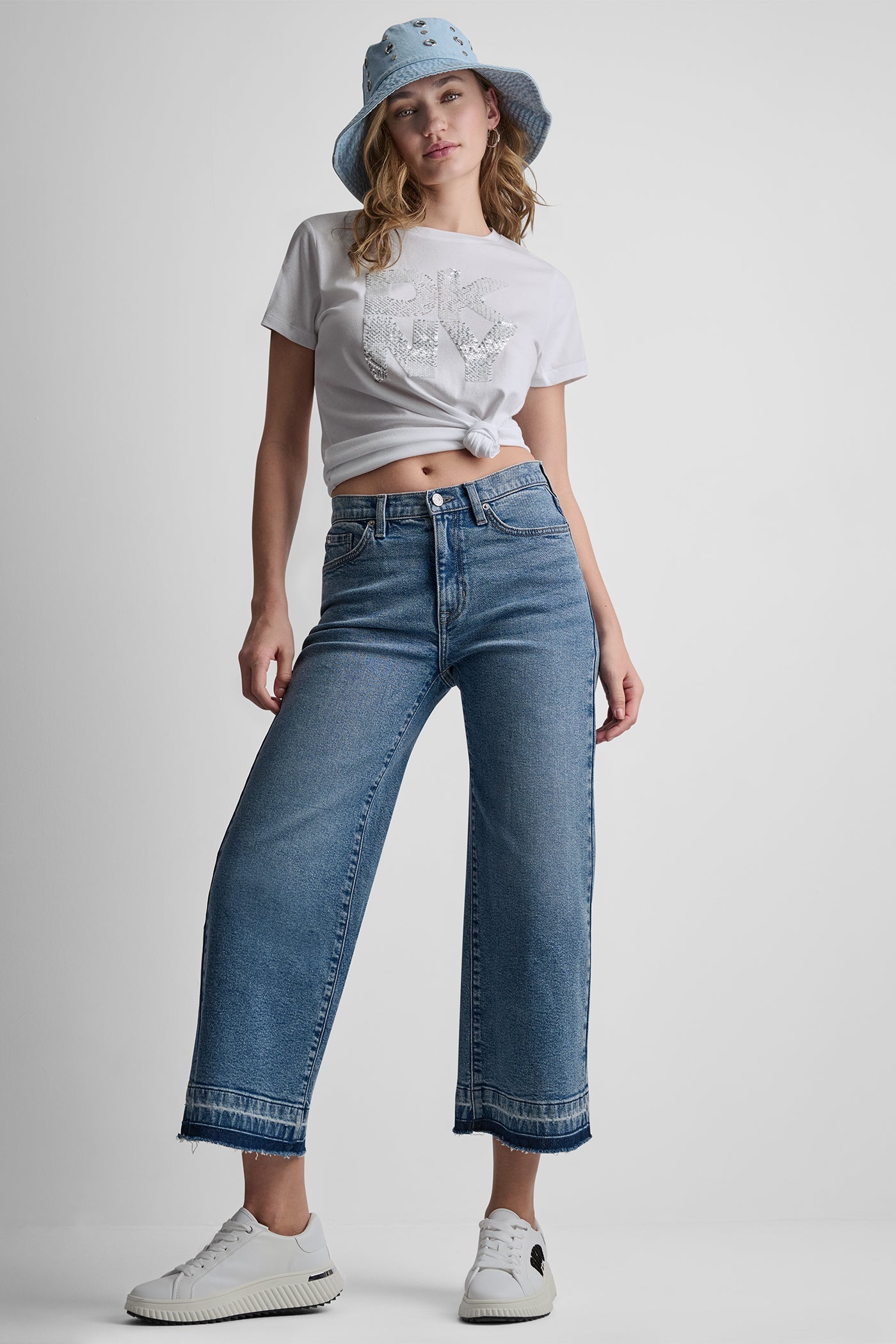 قميص DKNY نيويورك بشعار متعدد الطبقات
