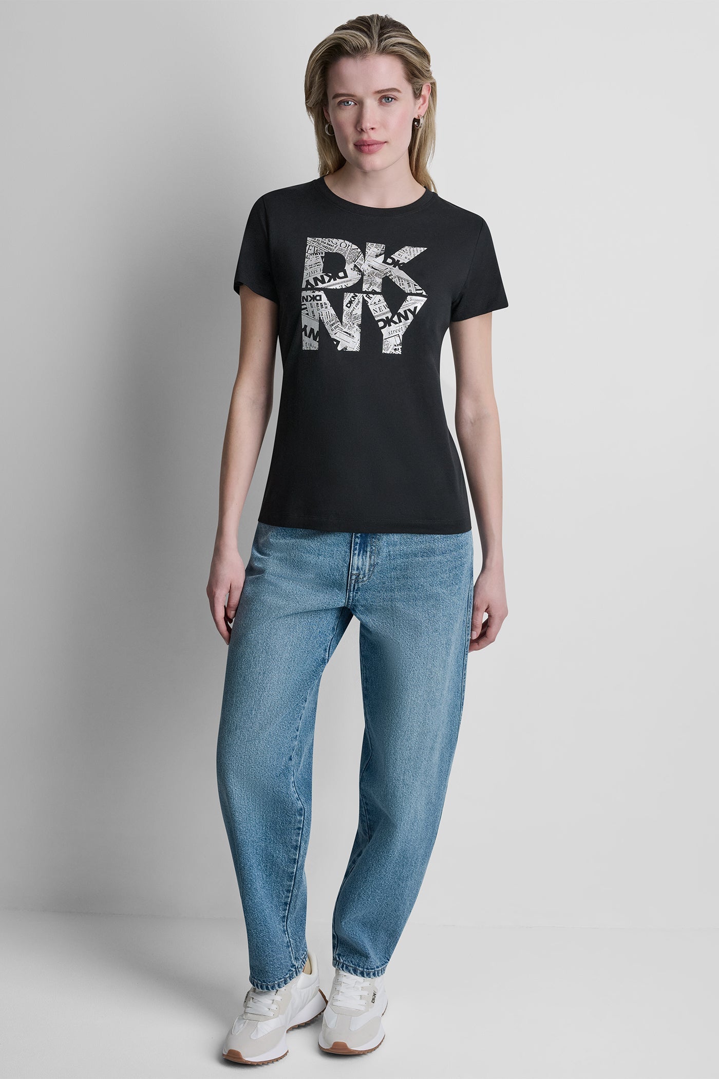 قميص DKNY نيوزبرينت بشعار متعدد الطبقات
