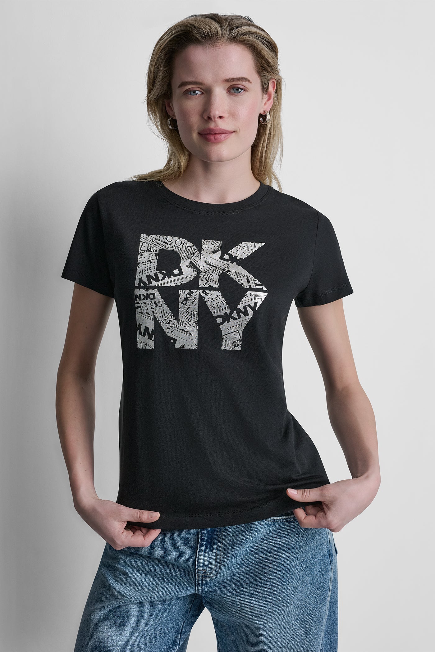 قميص DKNY نيوزبرينت بشعار متعدد الطبقات