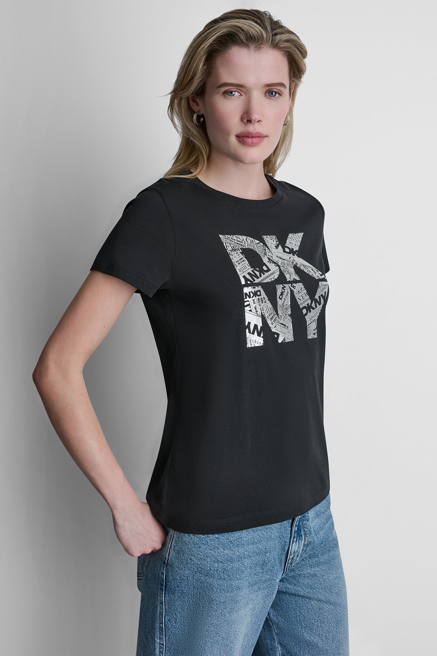 قميص DKNY نيوزبرينت بشعار متعدد الطبقات