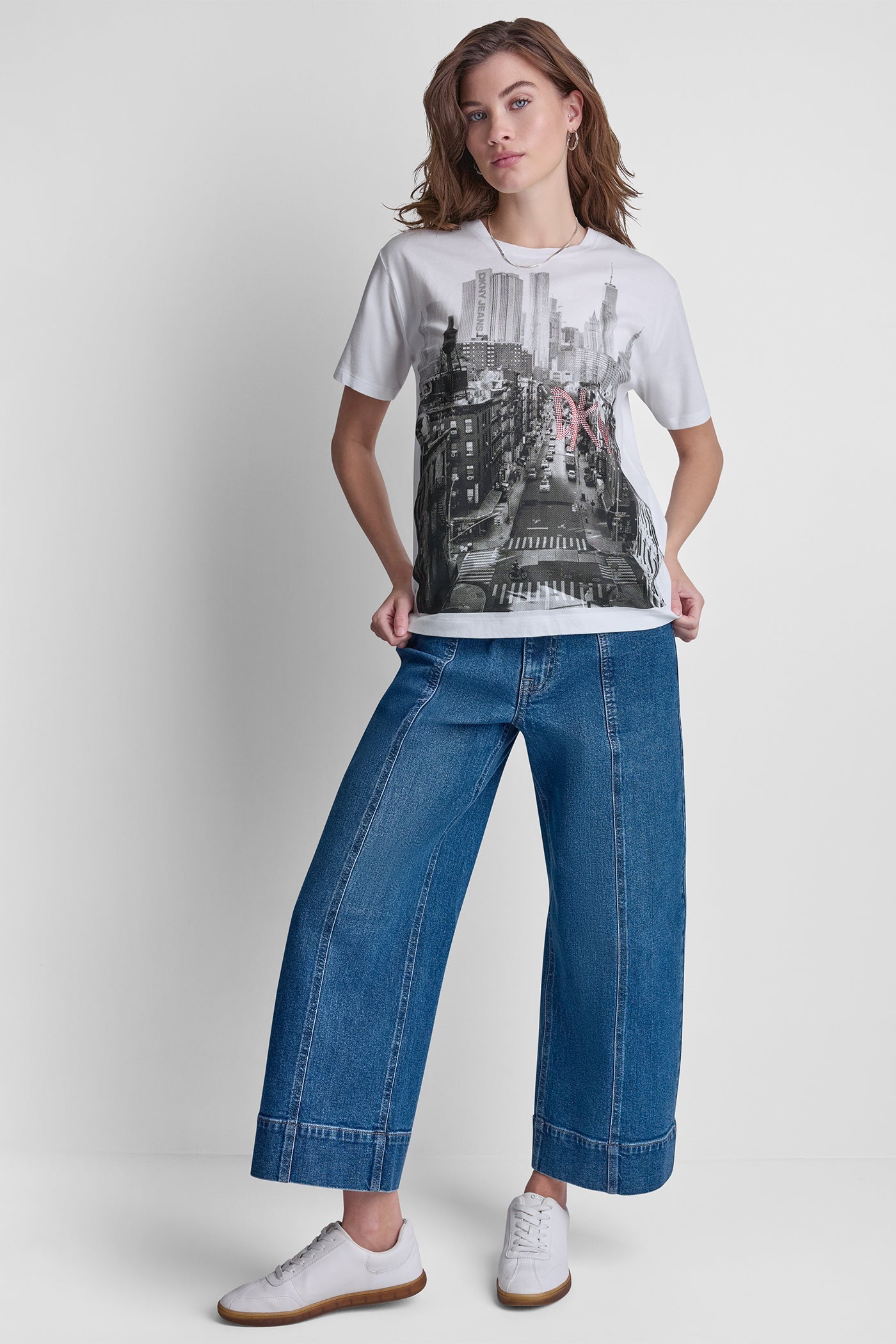 قميص DKNY نيويورك بشعار متعدد الطبقات