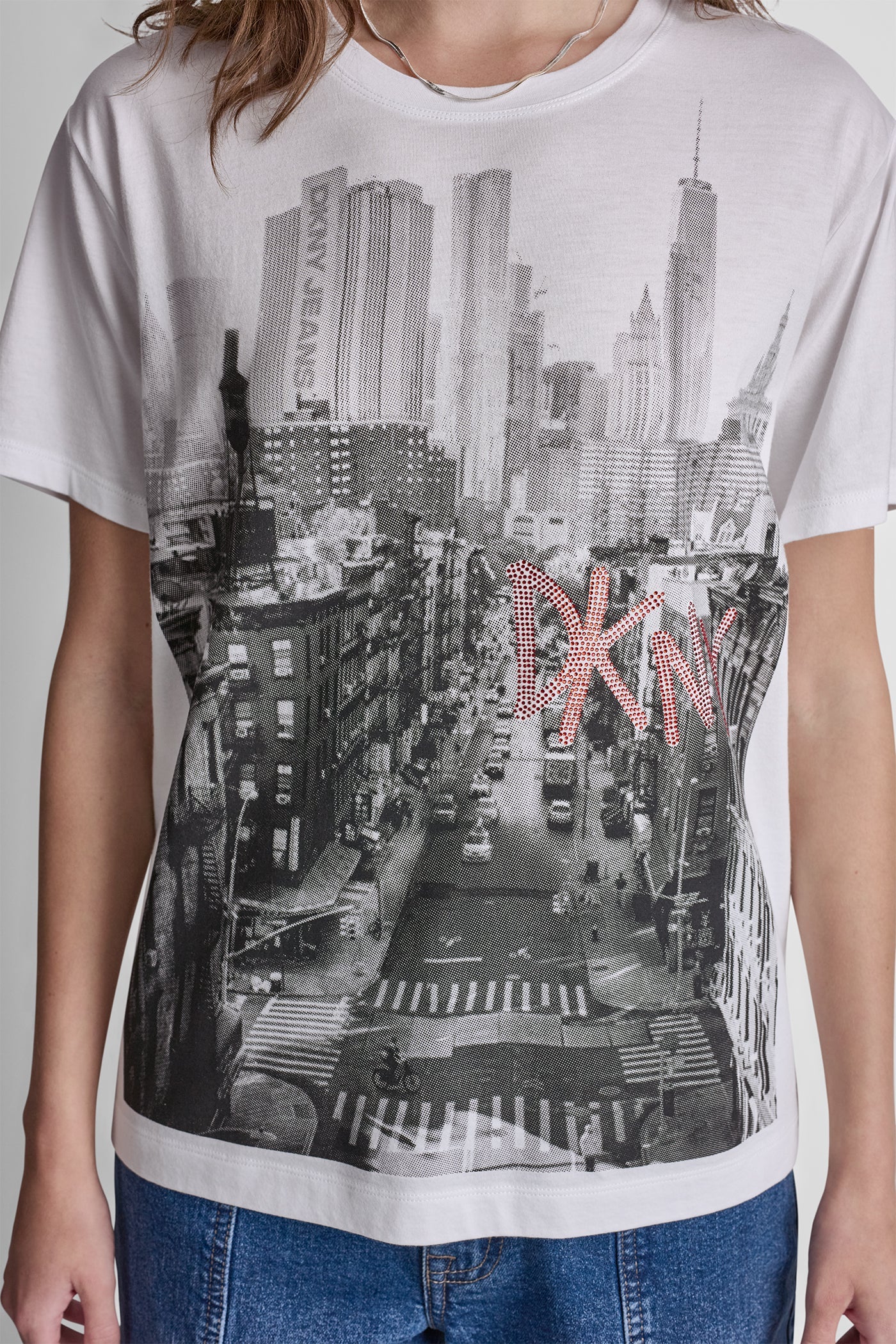 قميص DKNY نيويورك بشعار متعدد الطبقات