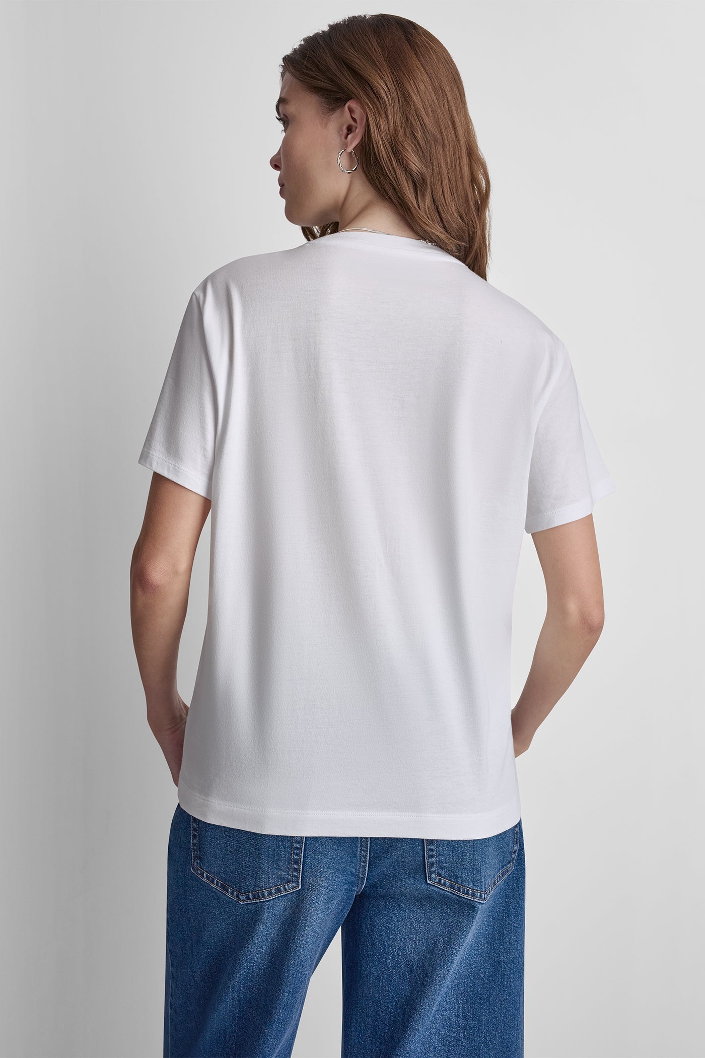 قميص DKNY نيويورك بشعار متعدد الطبقات