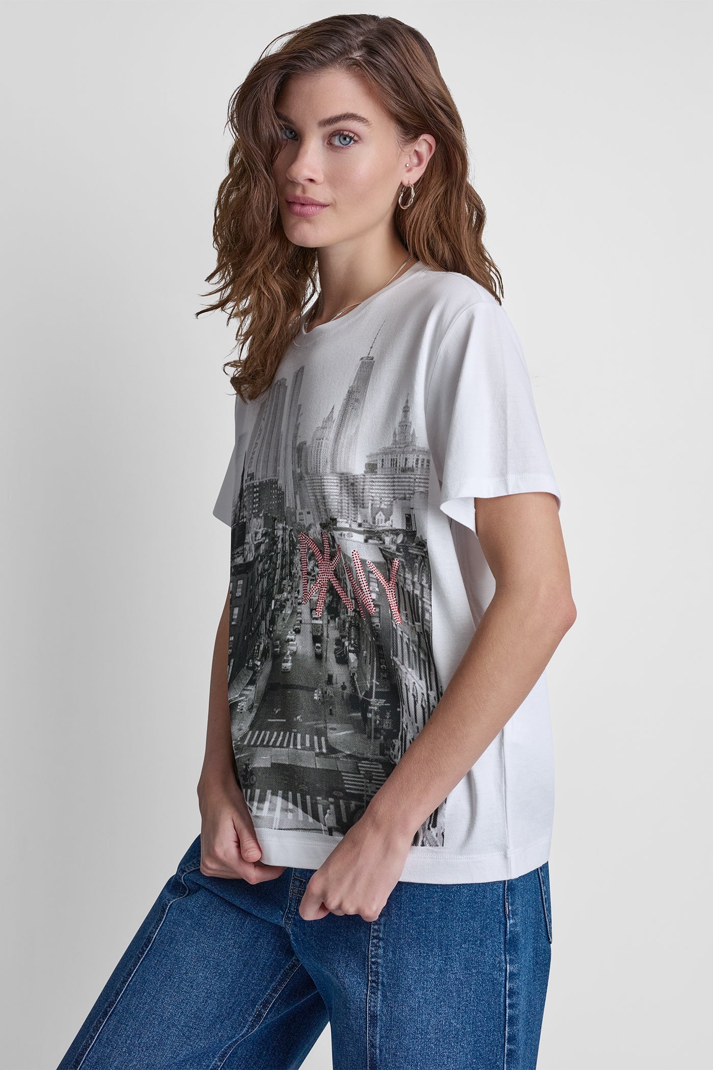 قميص DKNY نيويورك بشعار متعدد الطبقات