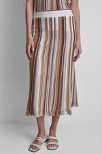 تنورة بقصة مستقيمة وحياكة مخرّمة