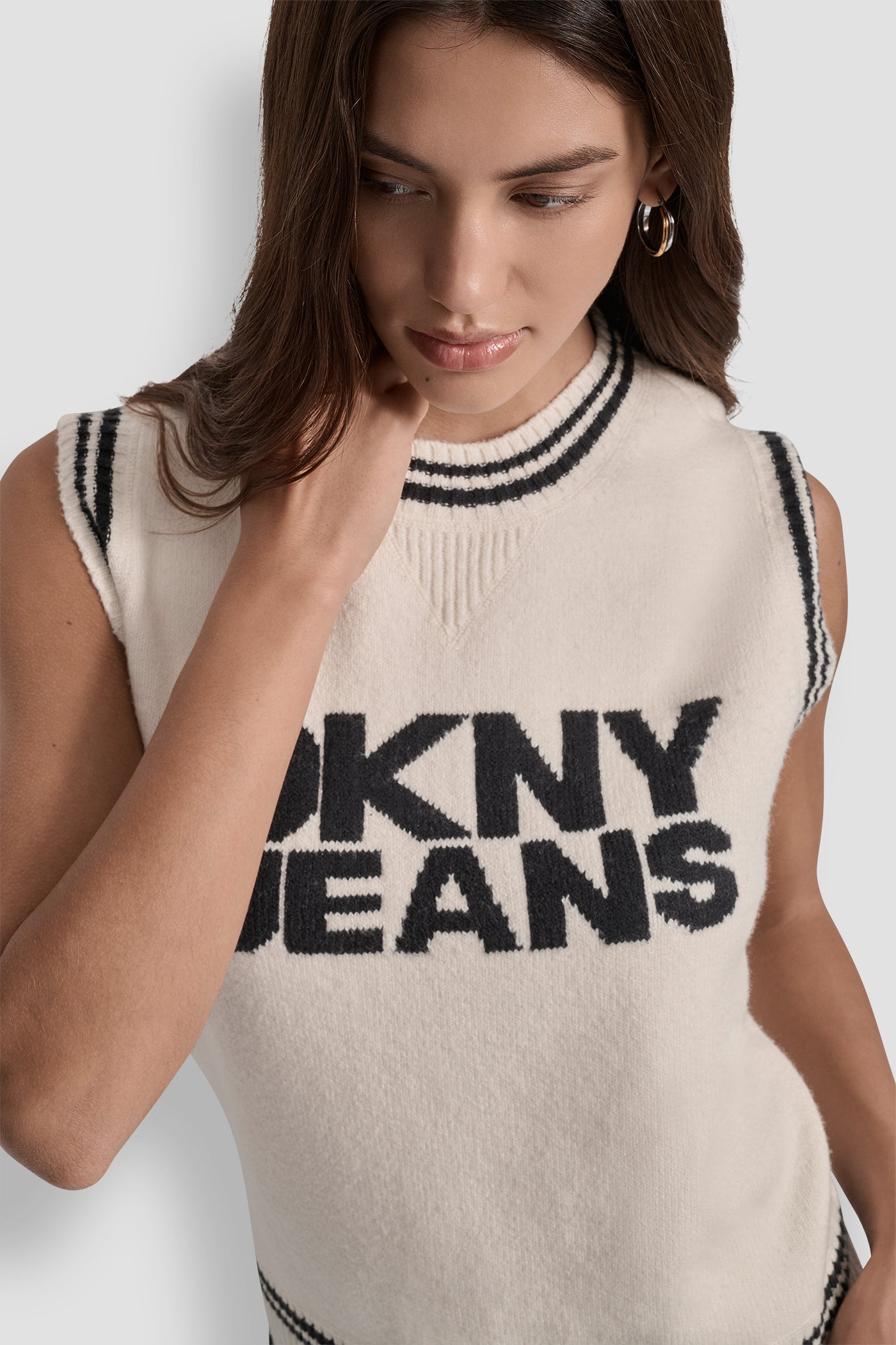 SLEEVELESS CREW NECK