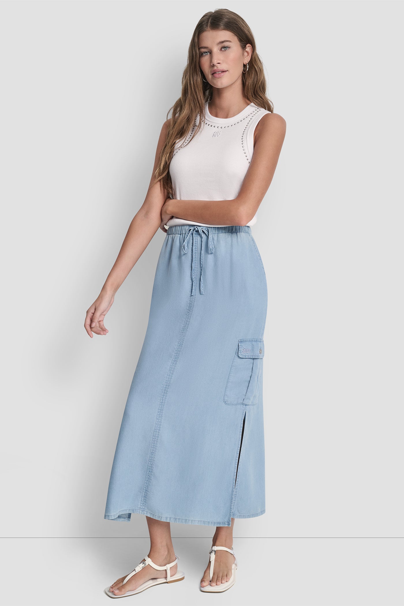 تنورة من قماش مصبوغ بحزام ربط عند الخصر