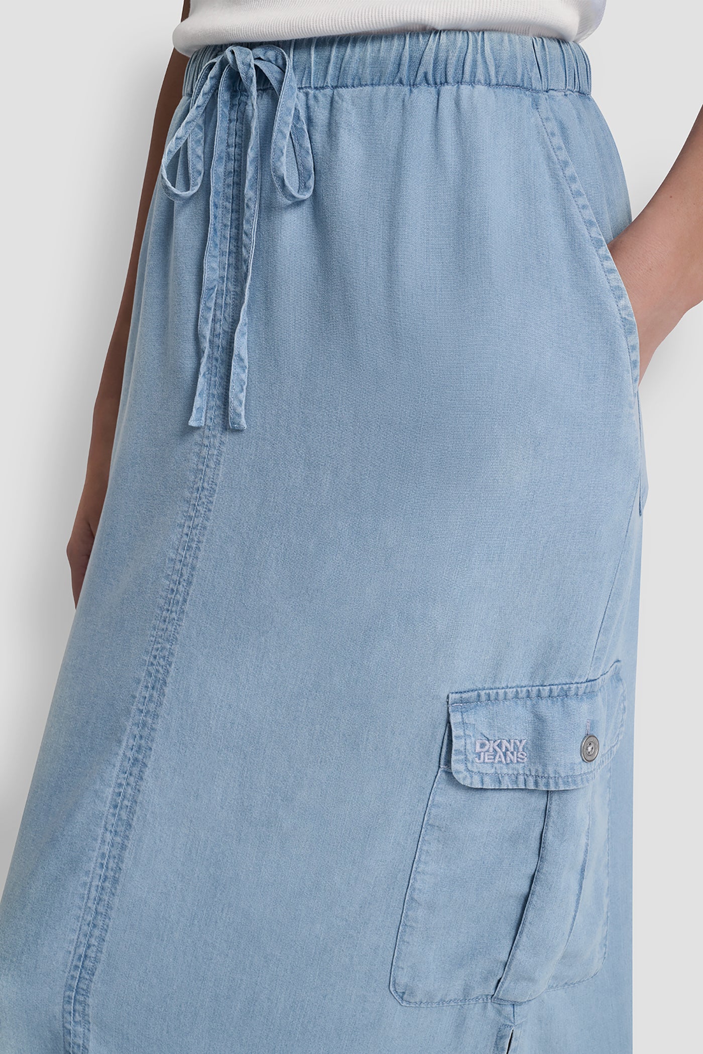 تنورة من قماش مصبوغ بحزام ربط عند الخصر