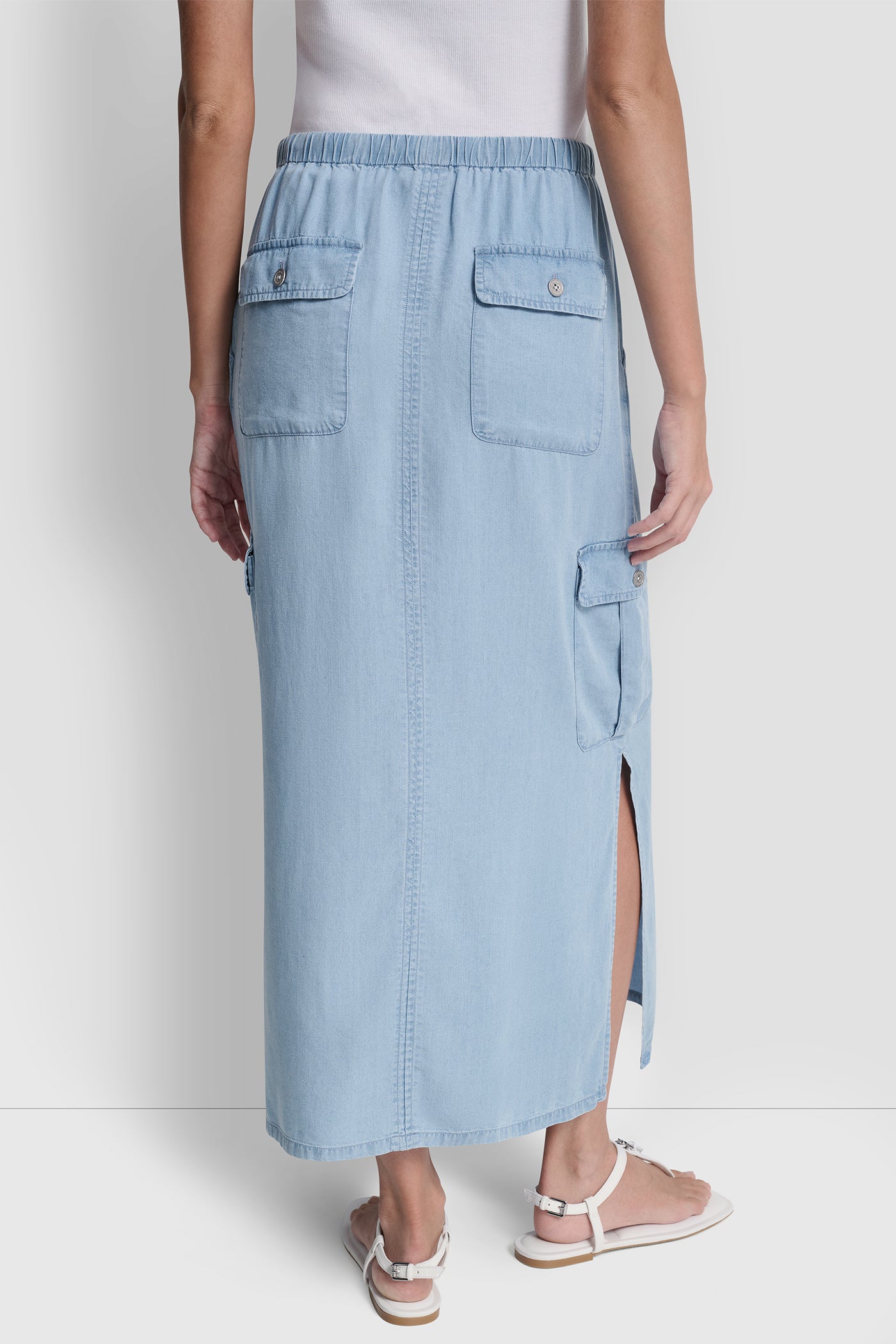 تنورة من قماش مصبوغ بحزام ربط عند الخصر