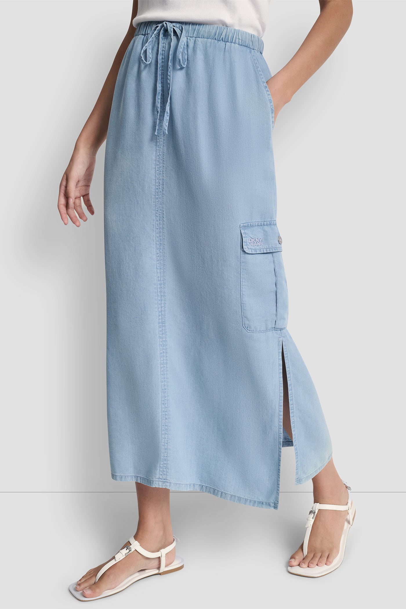 تنورة من قماش مصبوغ بحزام ربط عند الخصر