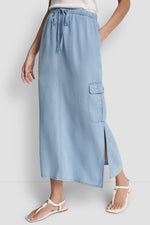 تنورة من قماش مصبوغ بحزام ربط عند الخصر