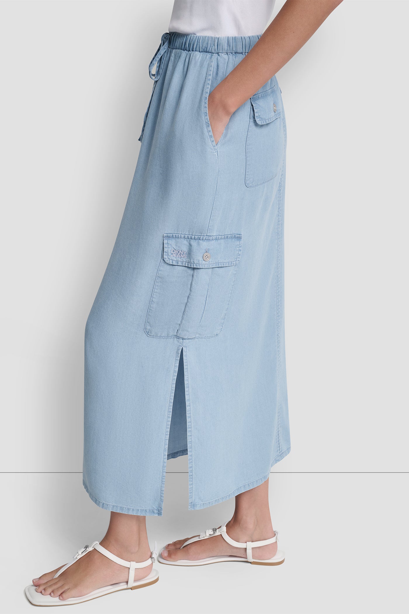 تنورة من قماش مصبوغ بحزام ربط عند الخصر