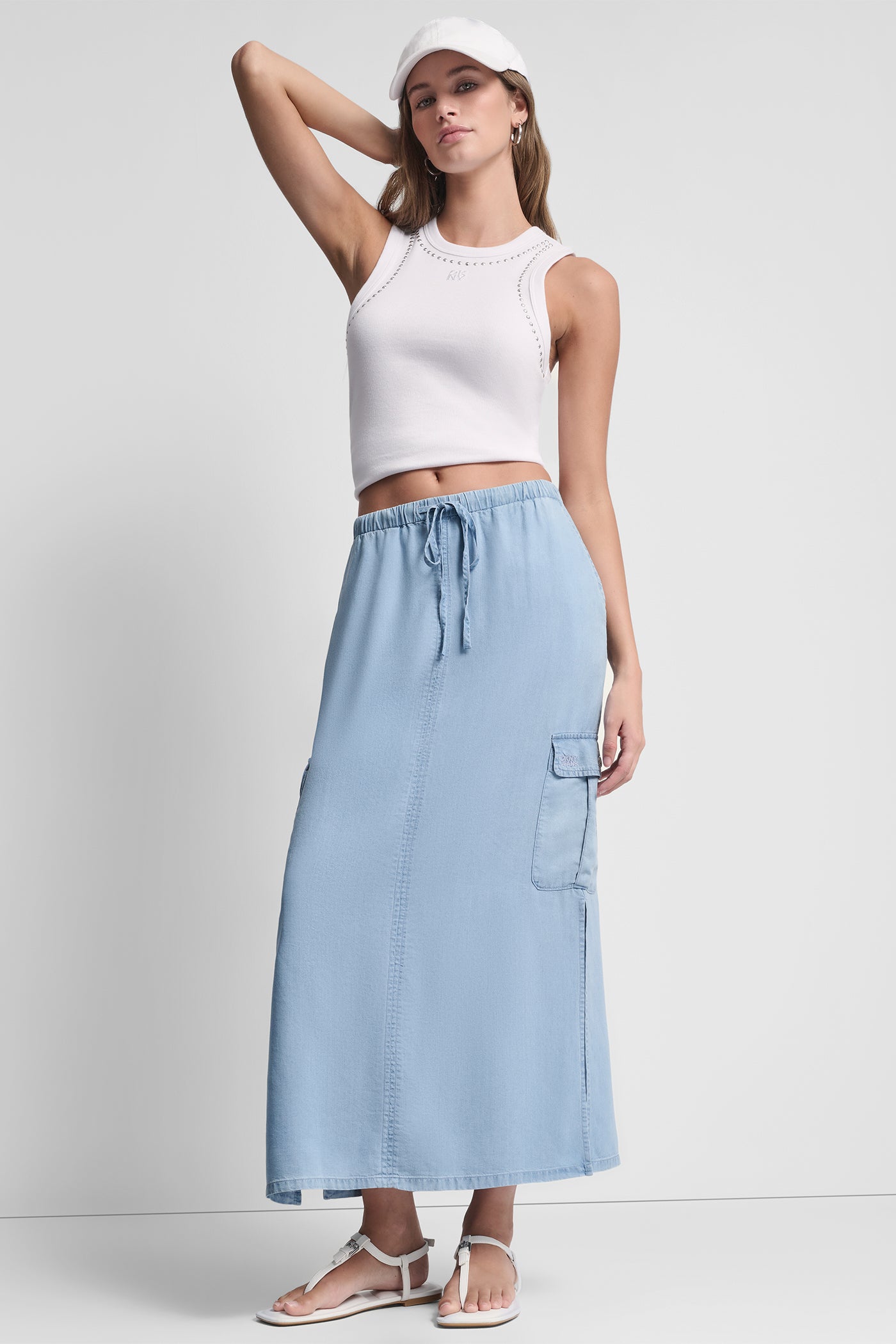 تنورة من قماش مصبوغ بحزام ربط عند الخصر