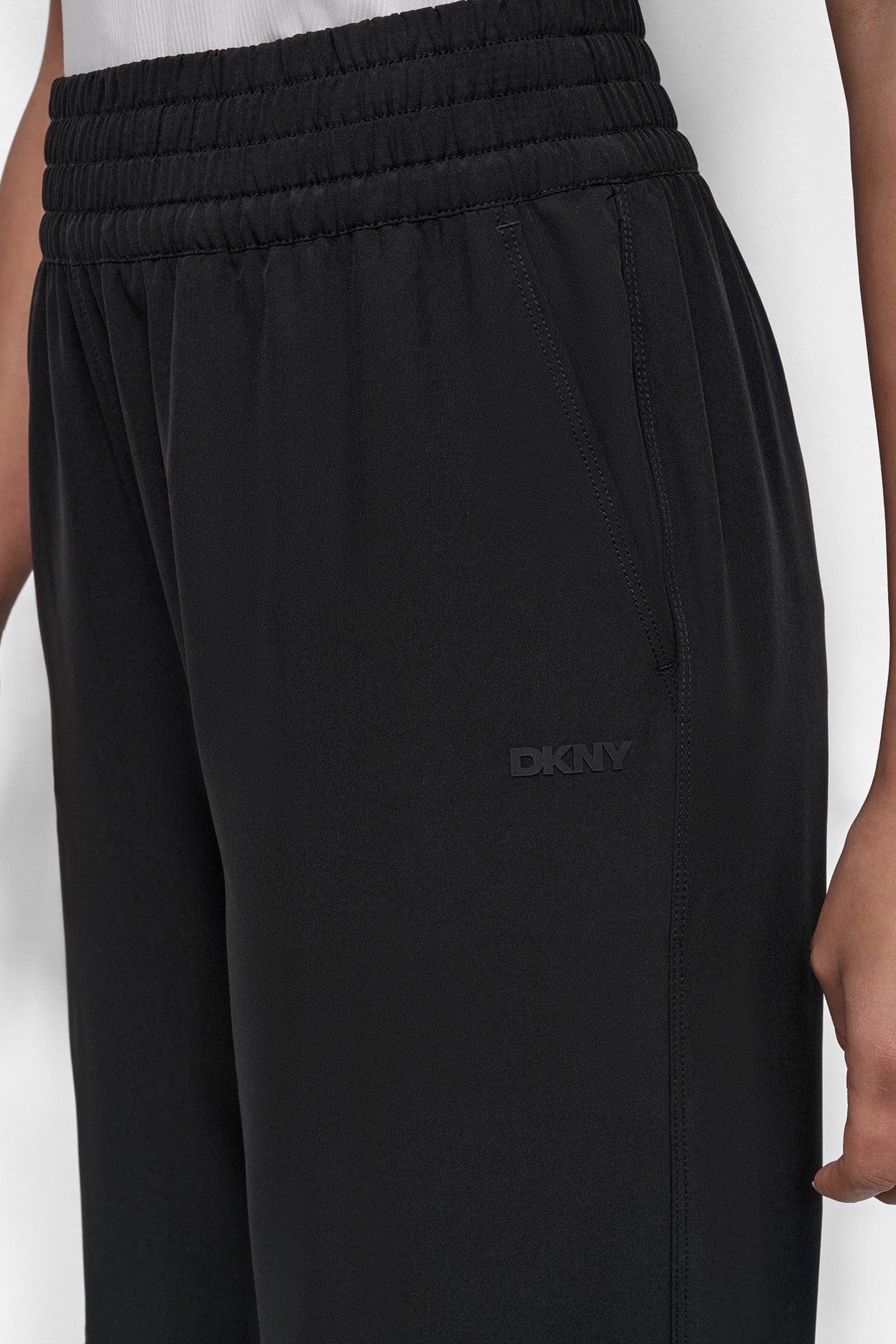 بنطال بقصة ساق عريضة وخصر مرتفع