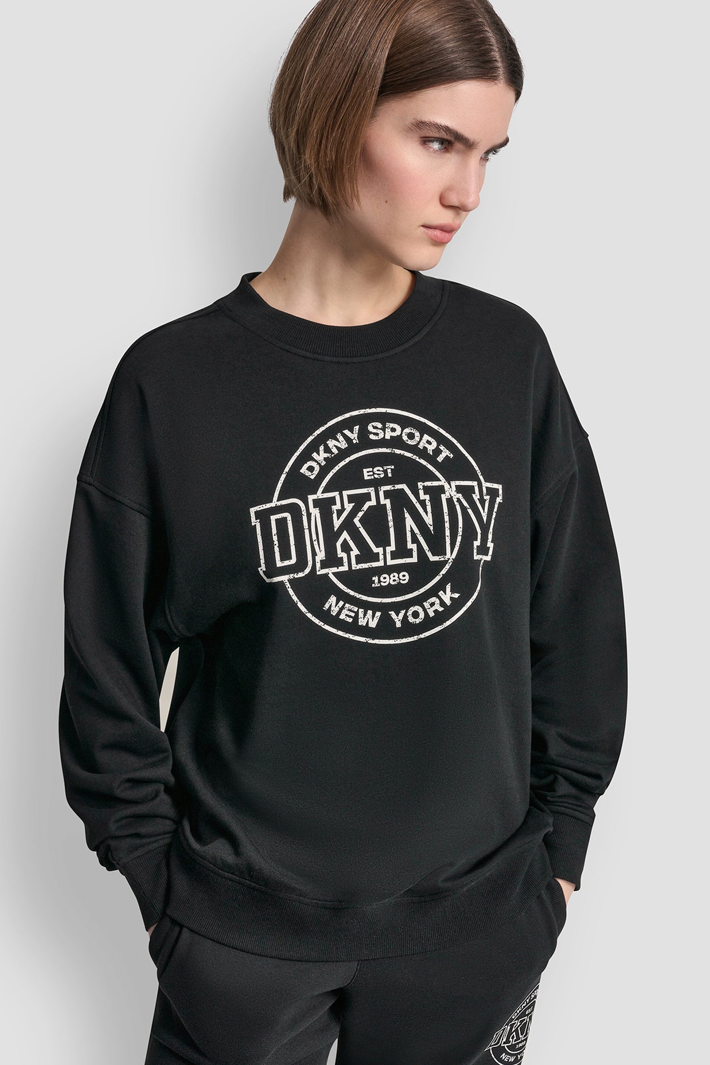 سترة بشعار DKNY كوليجييت ميداليون