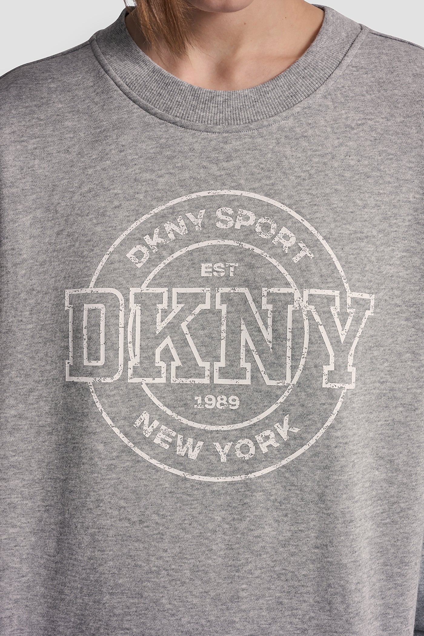 سترة بشعار DKNY كوليجييت ميداليون