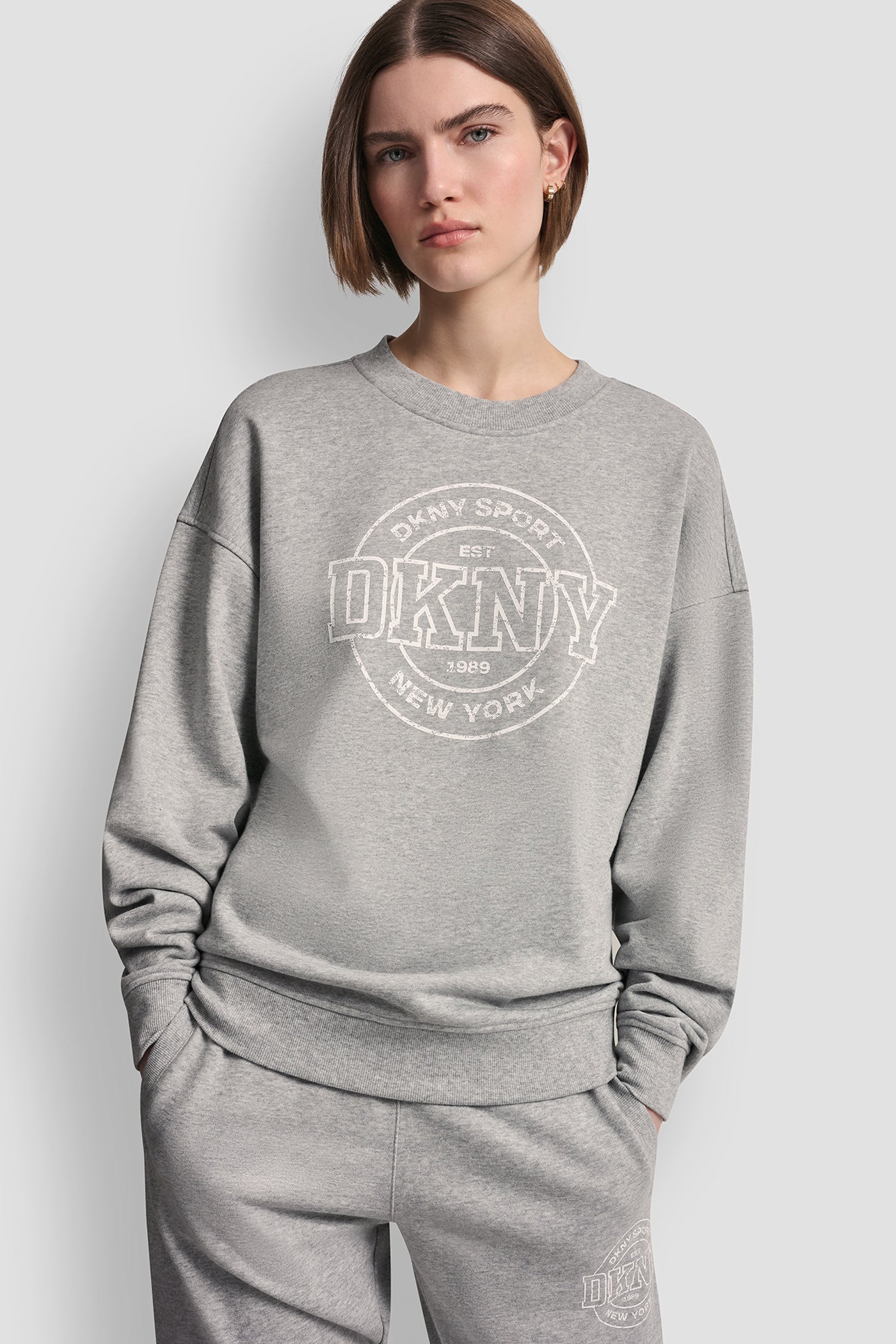 سترة بشعار DKNY كوليجييت ميداليون