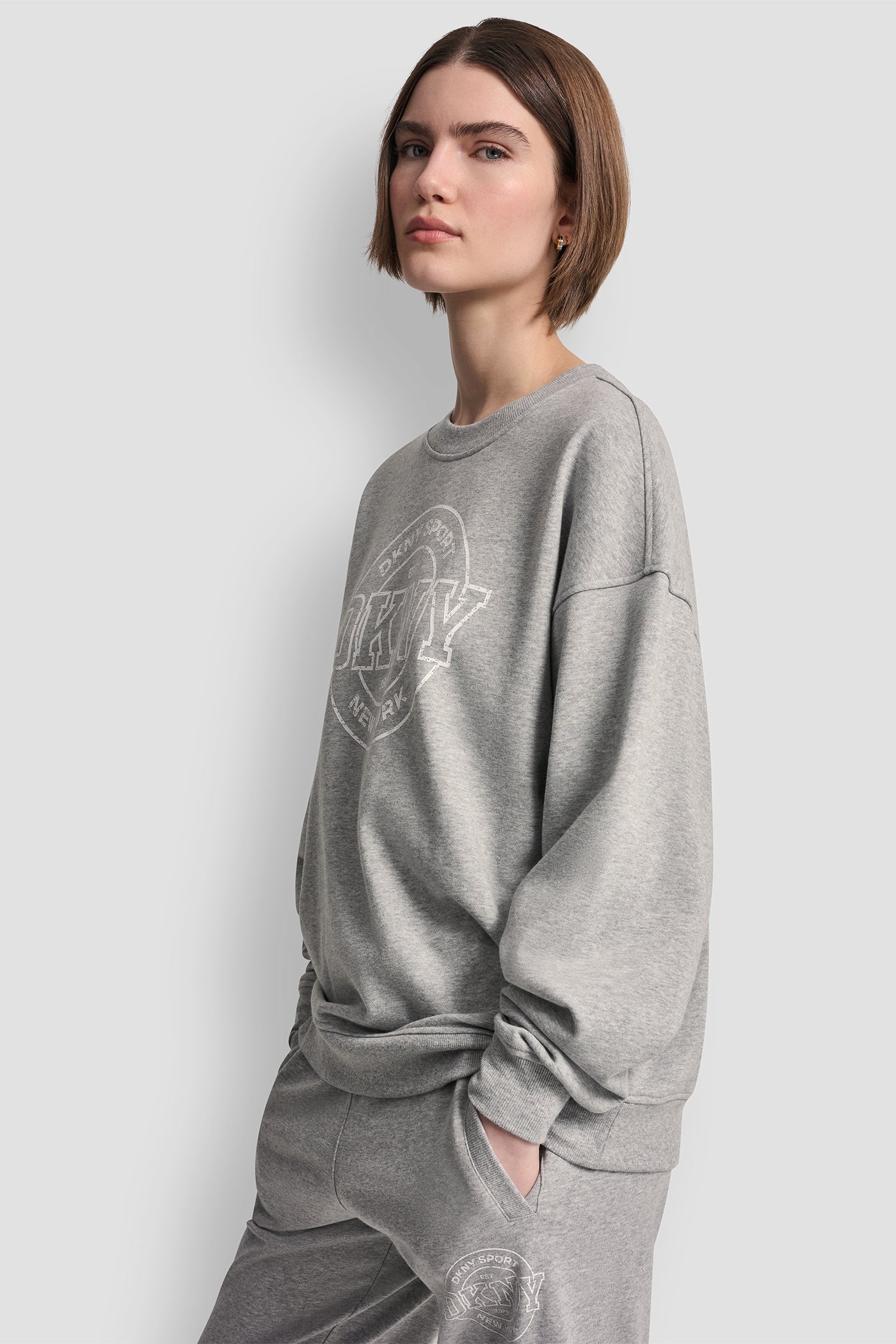 سترة بشعار DKNY كوليجييت ميداليون