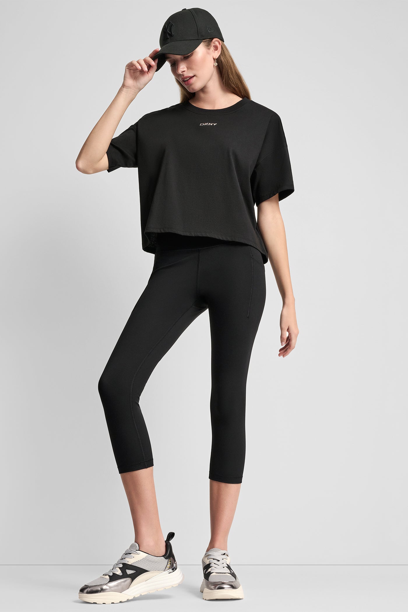 بلوزة بشعار بارز بلمسة معدنية