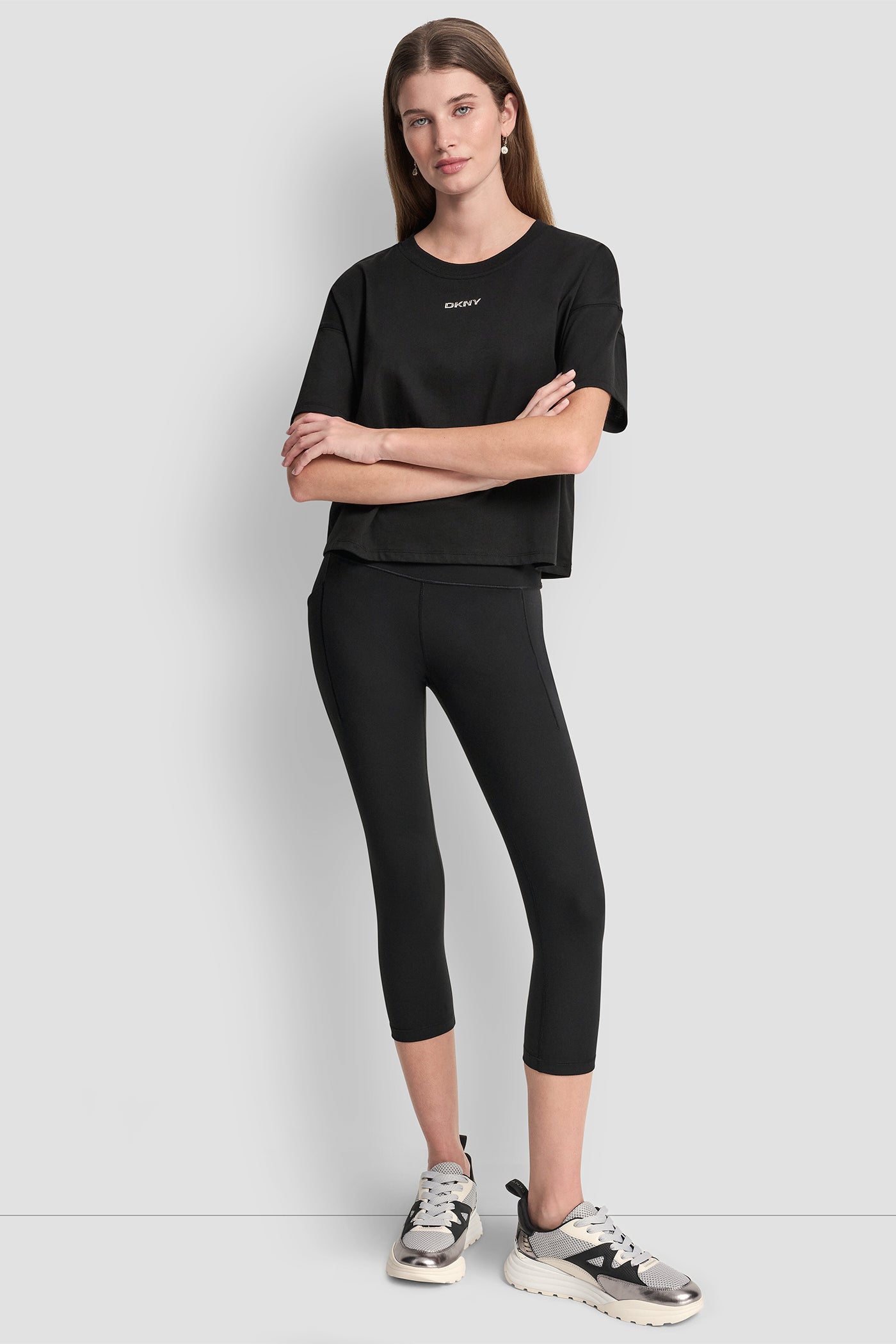 بلوزة بشعار بارز بلمسة معدنية