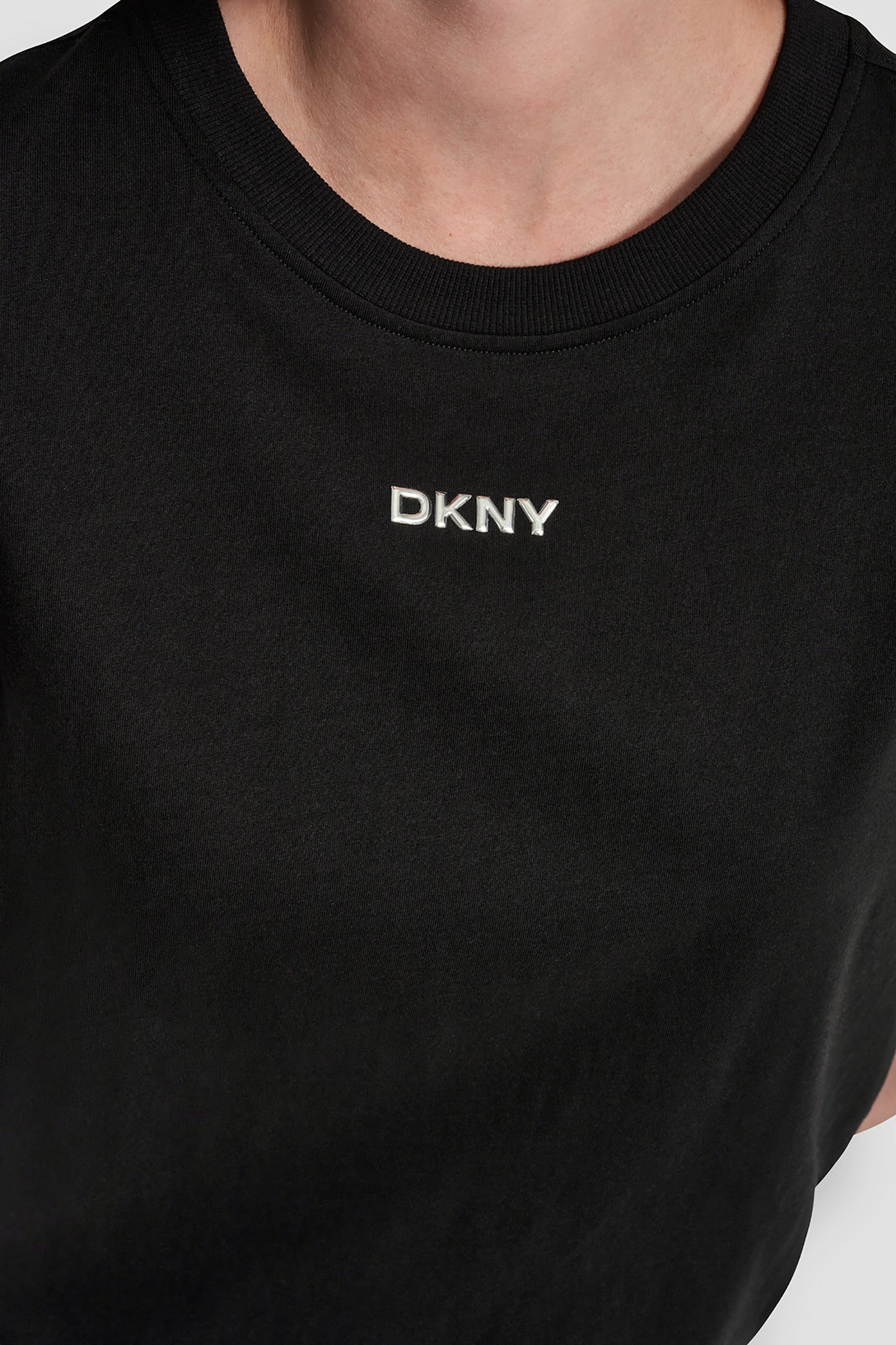 بلوزة بشعار بارز بلمسة معدنية