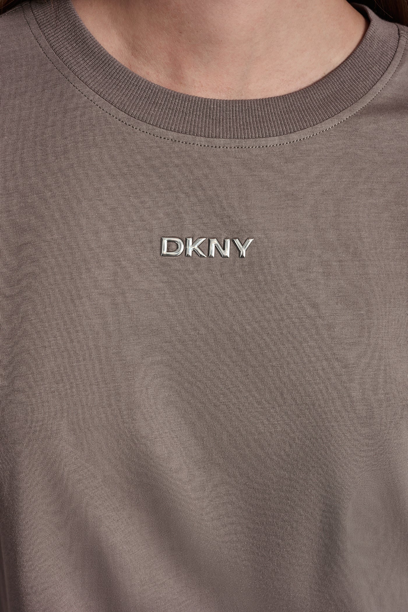 بلوزة بشعار بارز بلمسة معدنية