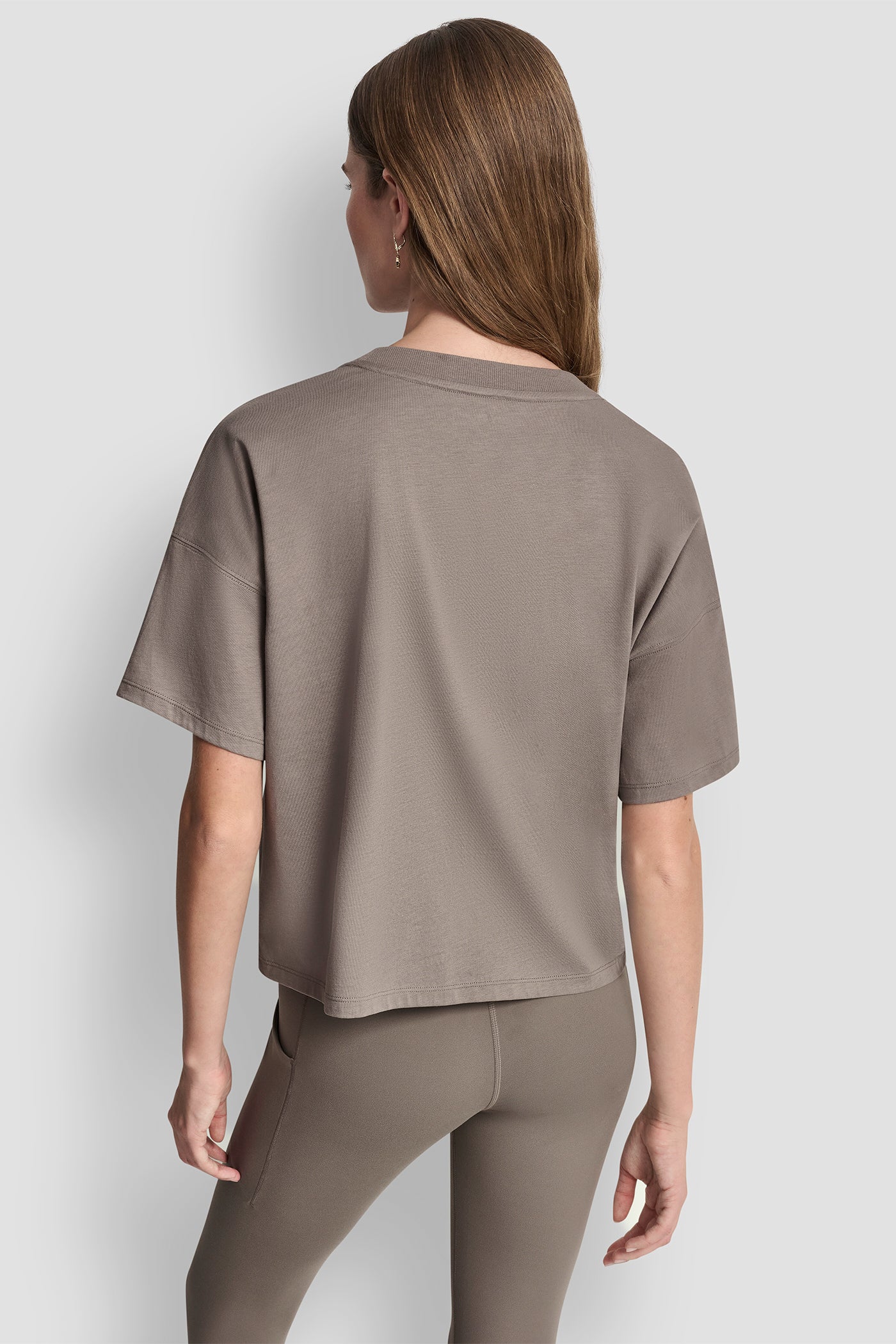 بلوزة بشعار بارز بلمسة معدنية