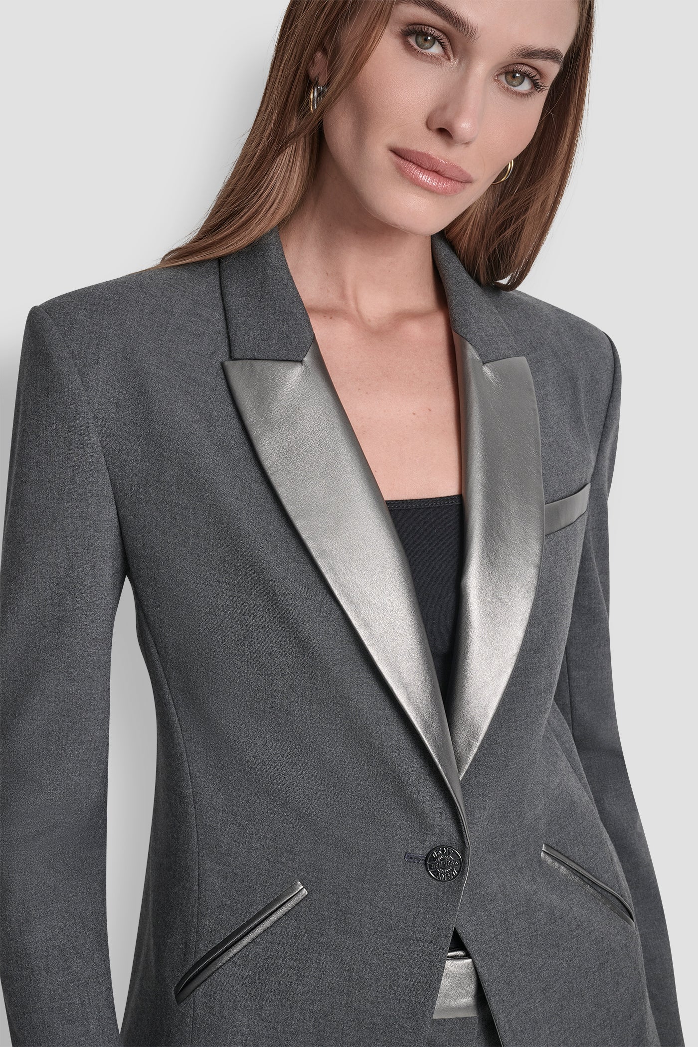 جاكيت بزر واحد وتفاصيل من البولي يوريثان