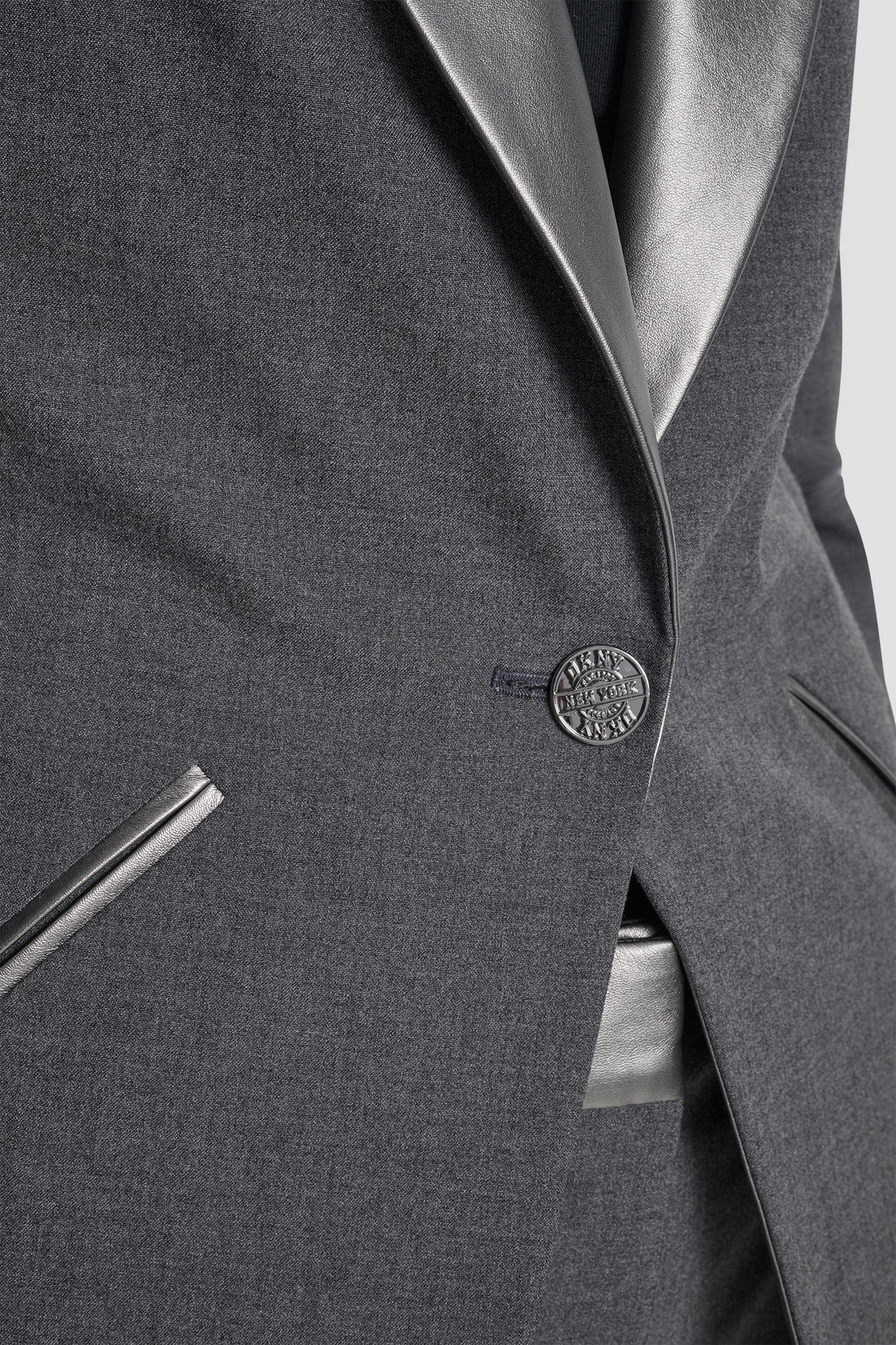 جاكيت بزر واحد وتفاصيل من البولي يوريثان