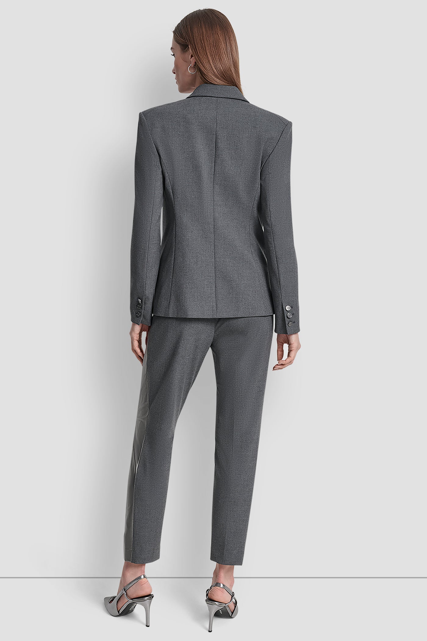 جاكيت بزر واحد وتفاصيل من البولي يوريثان