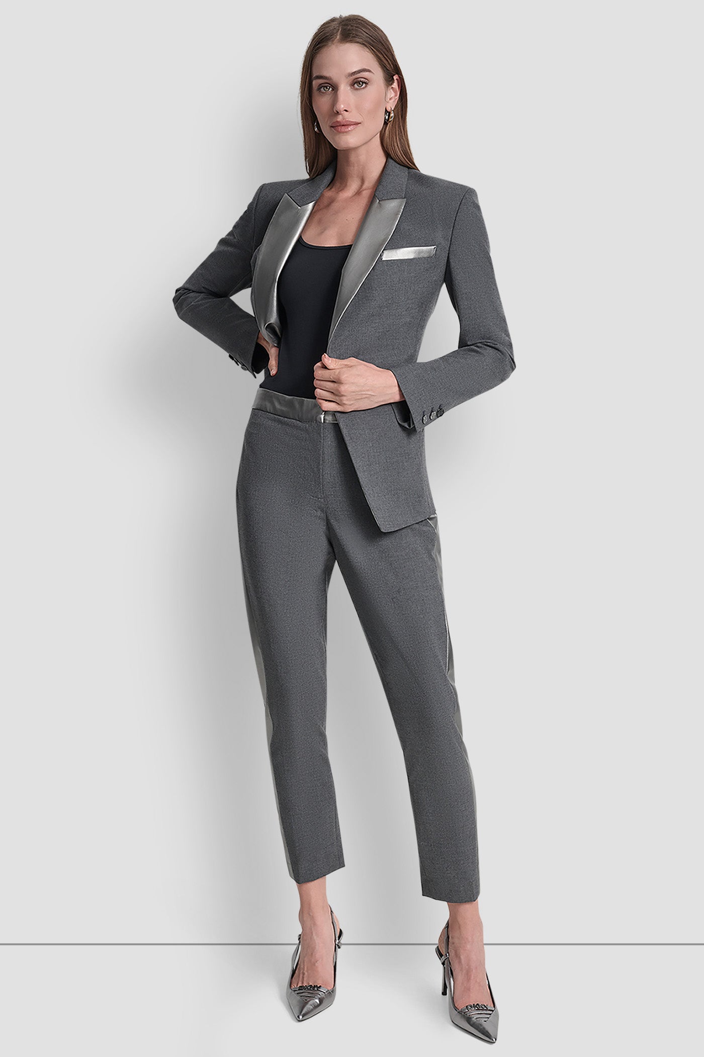 جاكيت بزر واحد وتفاصيل من البولي يوريثان