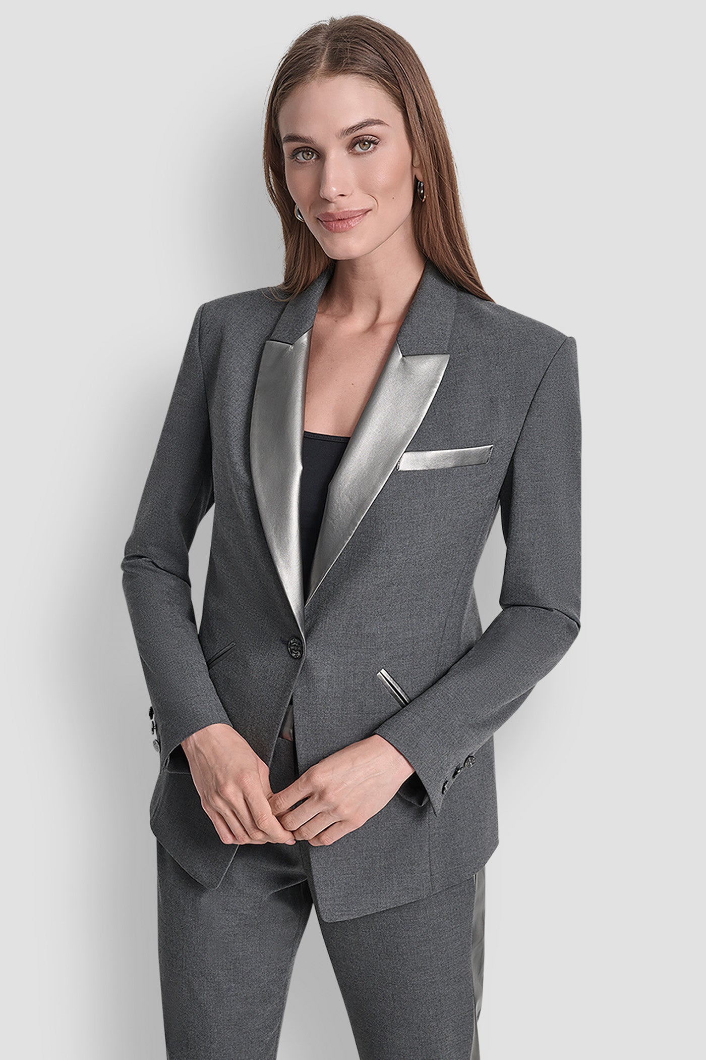 جاكيت بزر واحد وتفاصيل من البولي يوريثان