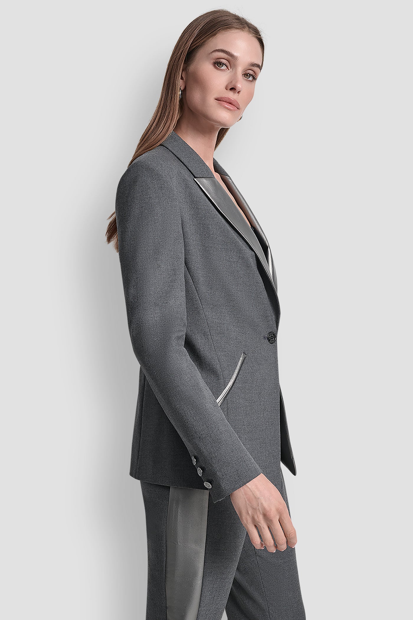 جاكيت بزر واحد وتفاصيل من البولي يوريثان