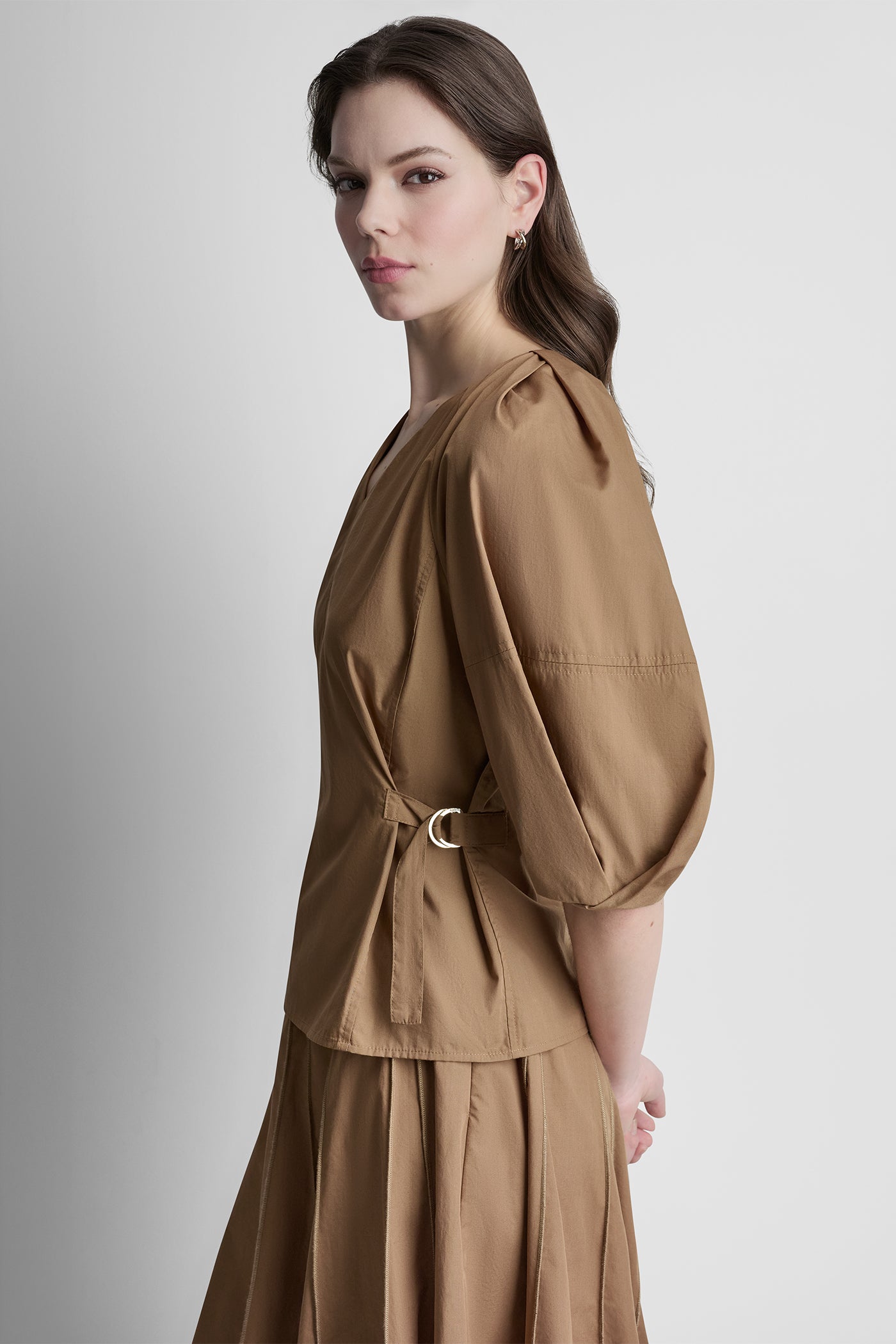 بلوزة بأكمام منفوخة بطول 3/4 بفتحة رقبة V