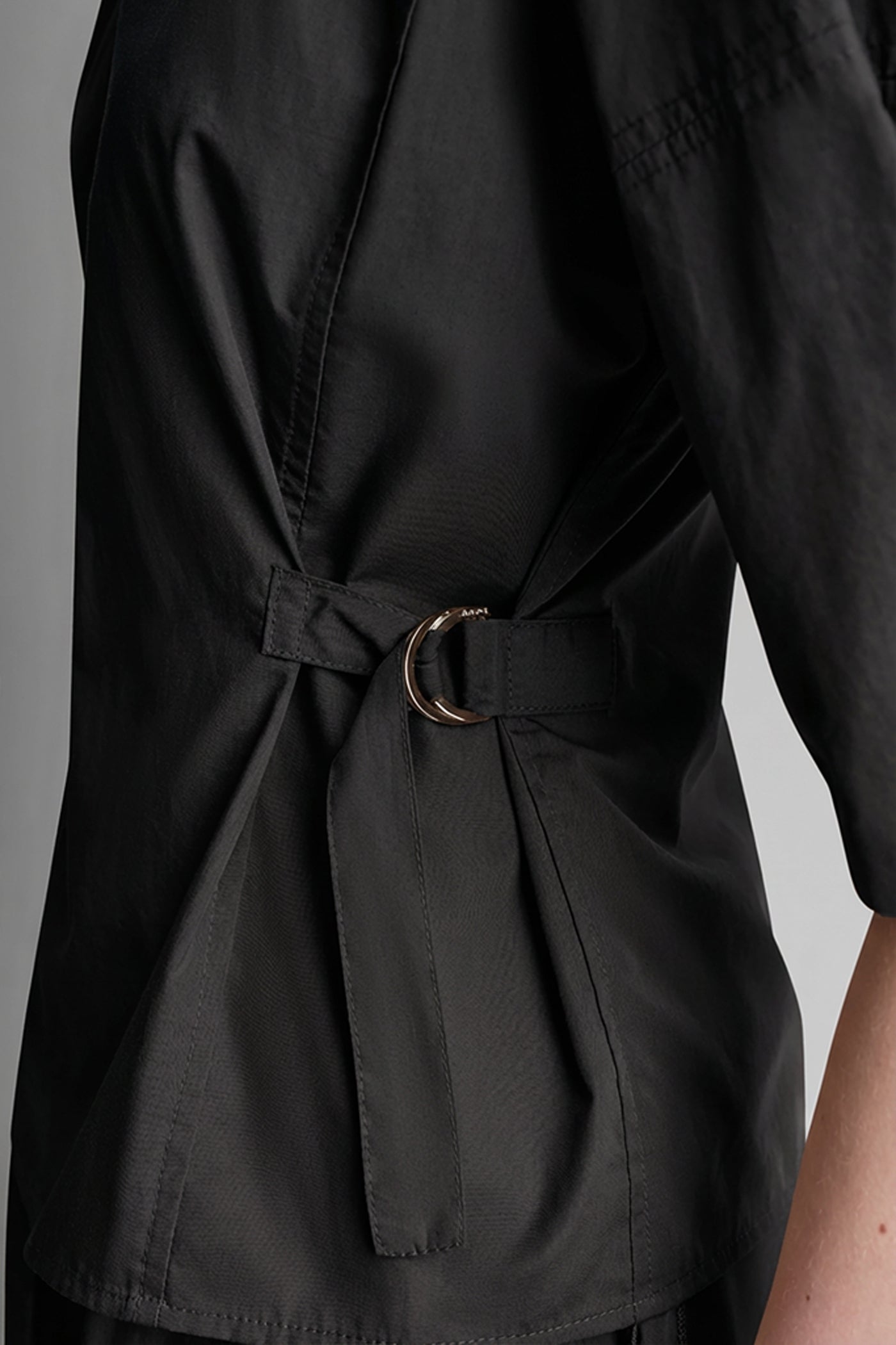 بلوزة بأكمام منفوخة بطول 3/4 بفتحة رقبة V